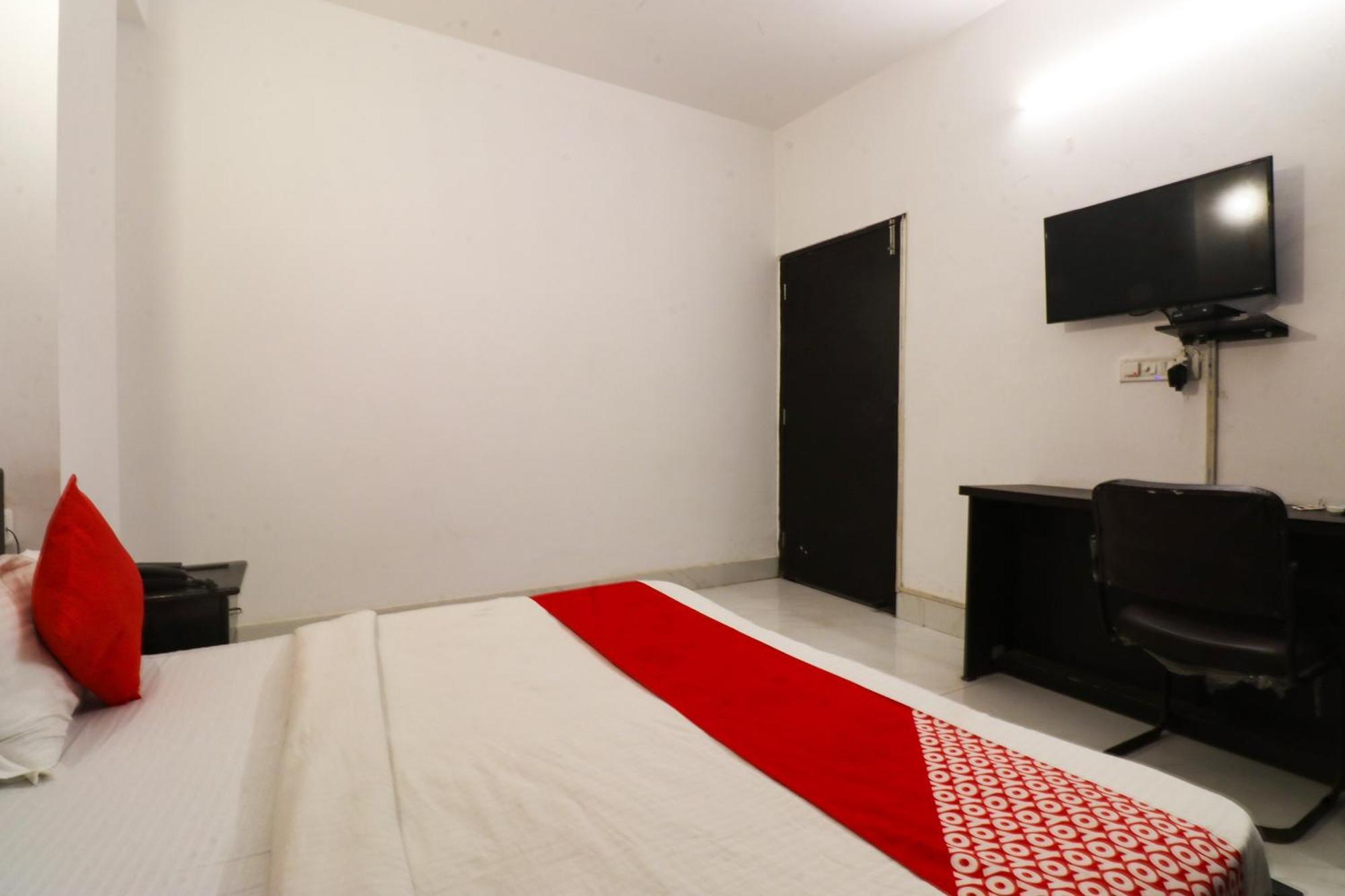 Hotel O Silver Palace Near Dwarka Sector 9 Metro Station 3*