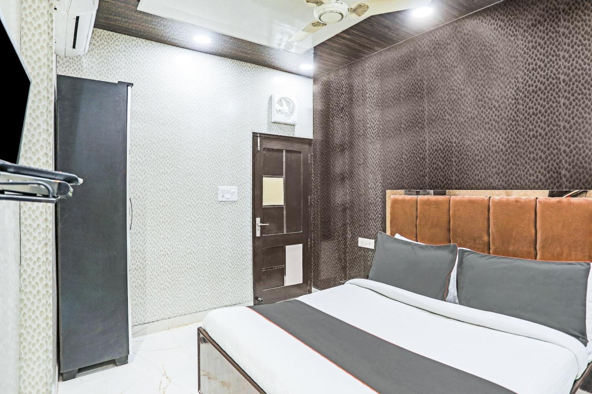 O Kashish Residency Near Model Town Metro Station Hotel