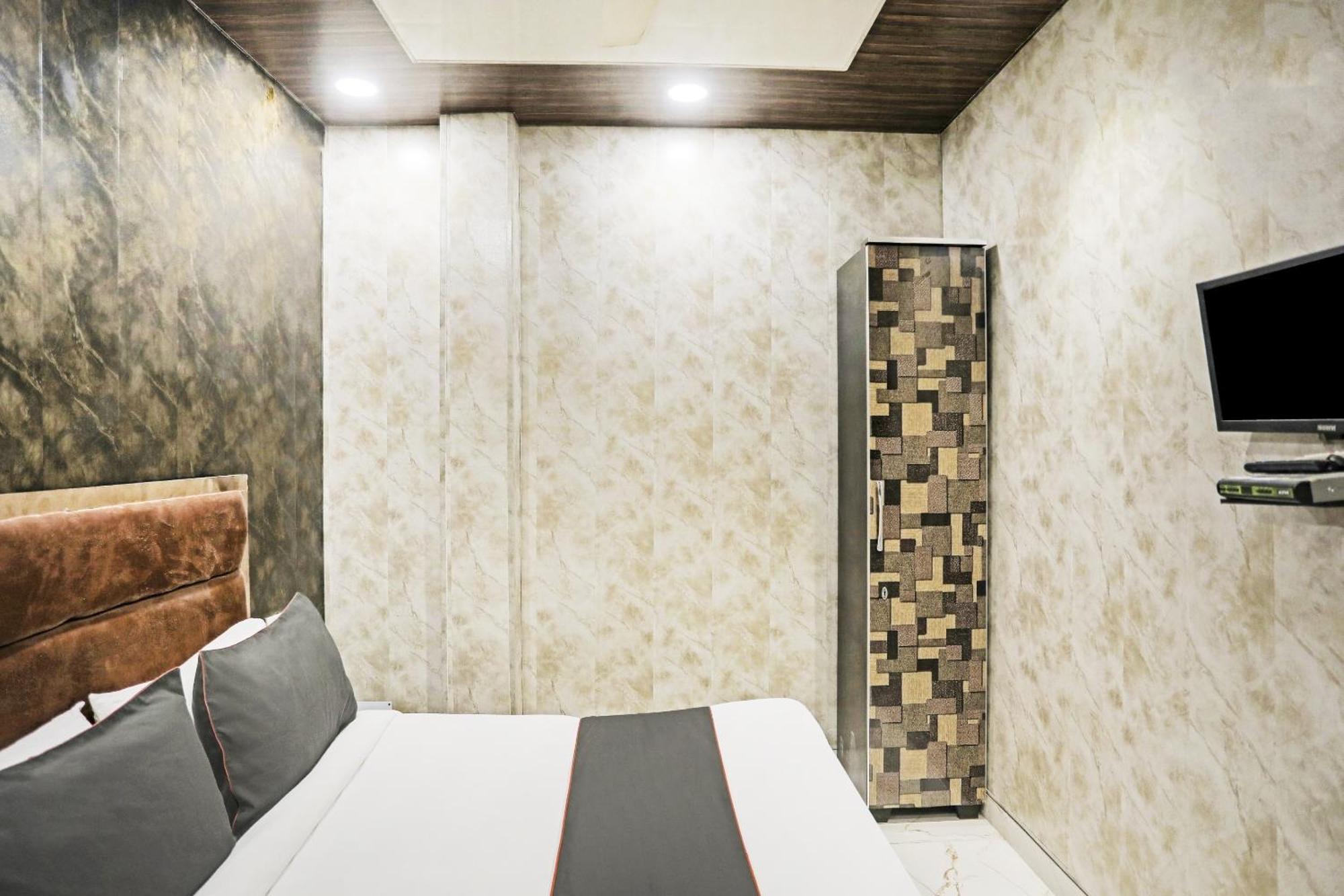 O Kashish Residency Near Model Town Metro Station 4*