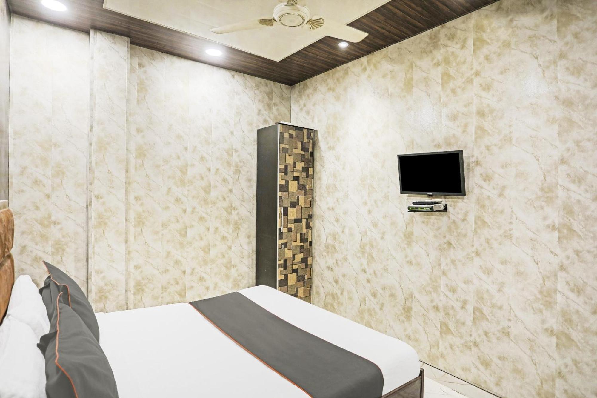 O Kashish Residency Near Model Town Metro Station Hotel