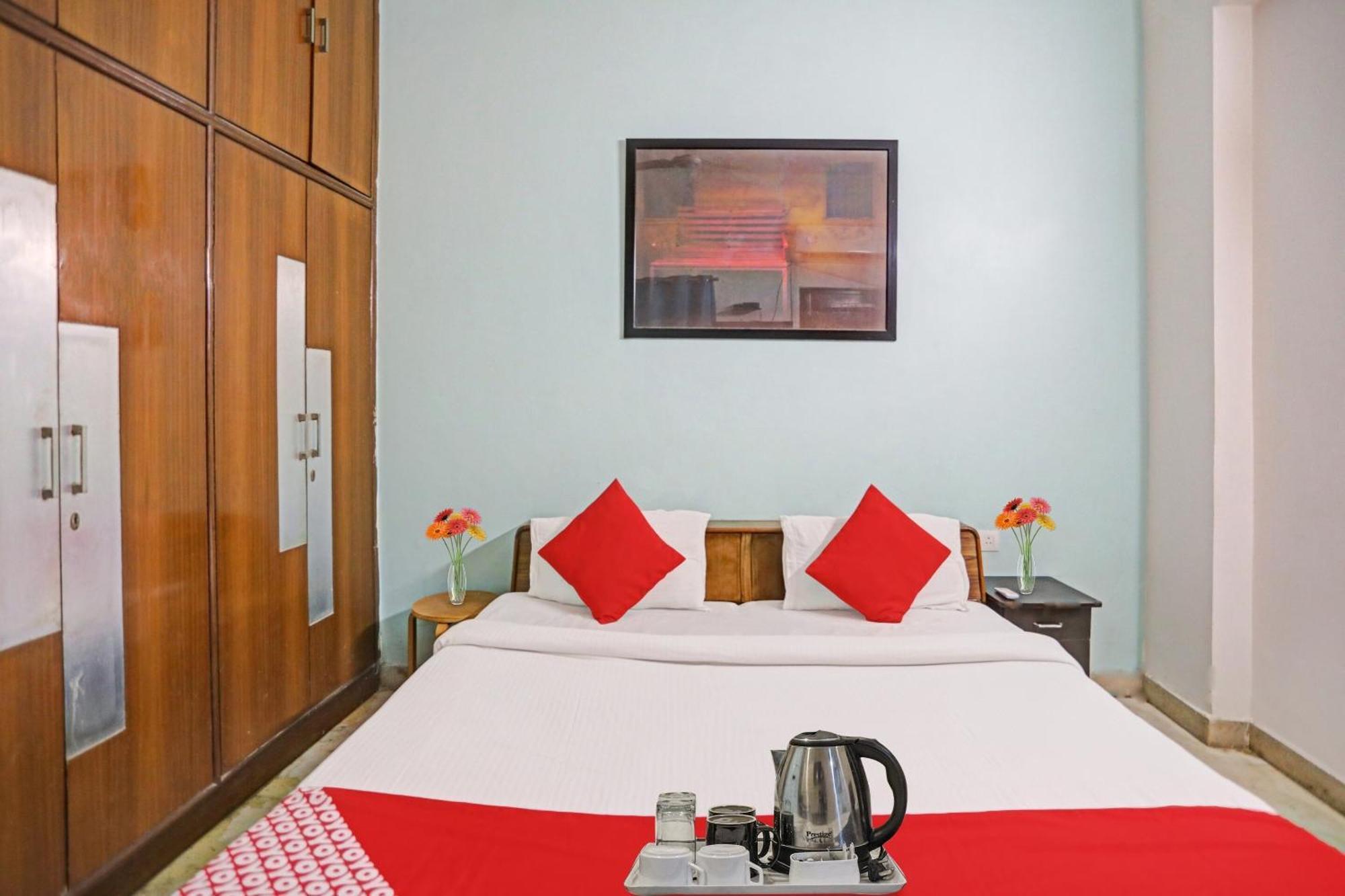 Hotel O Premium Near Dlf Avenue Saket New Delhi