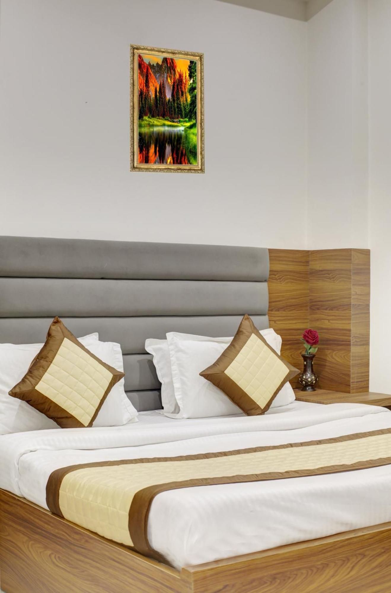 S B Near Railway Station Paharganj Hostel *