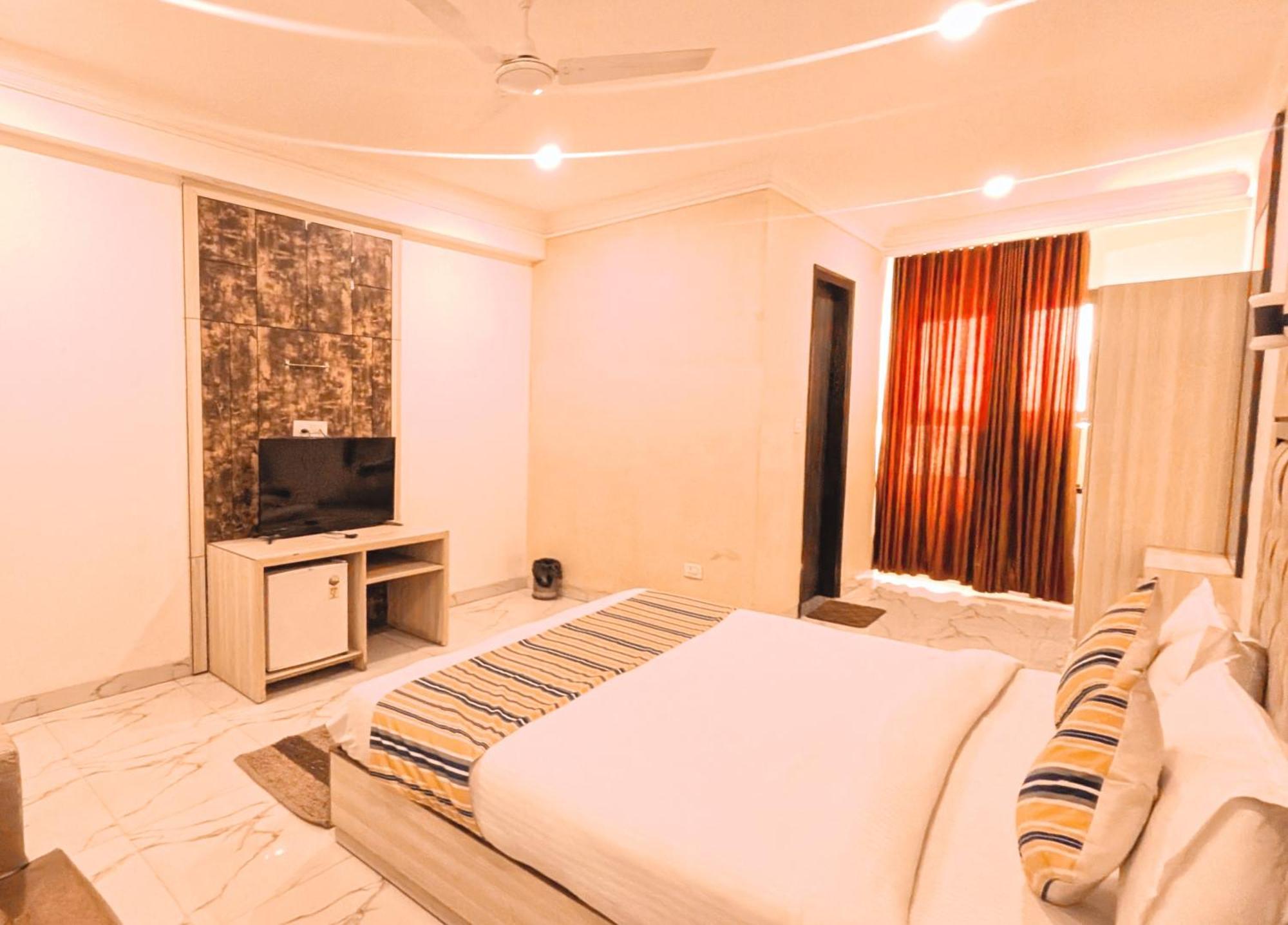 Almora By Almati Group - Near Delhi International Airport With - Free Airport Drop Hotel