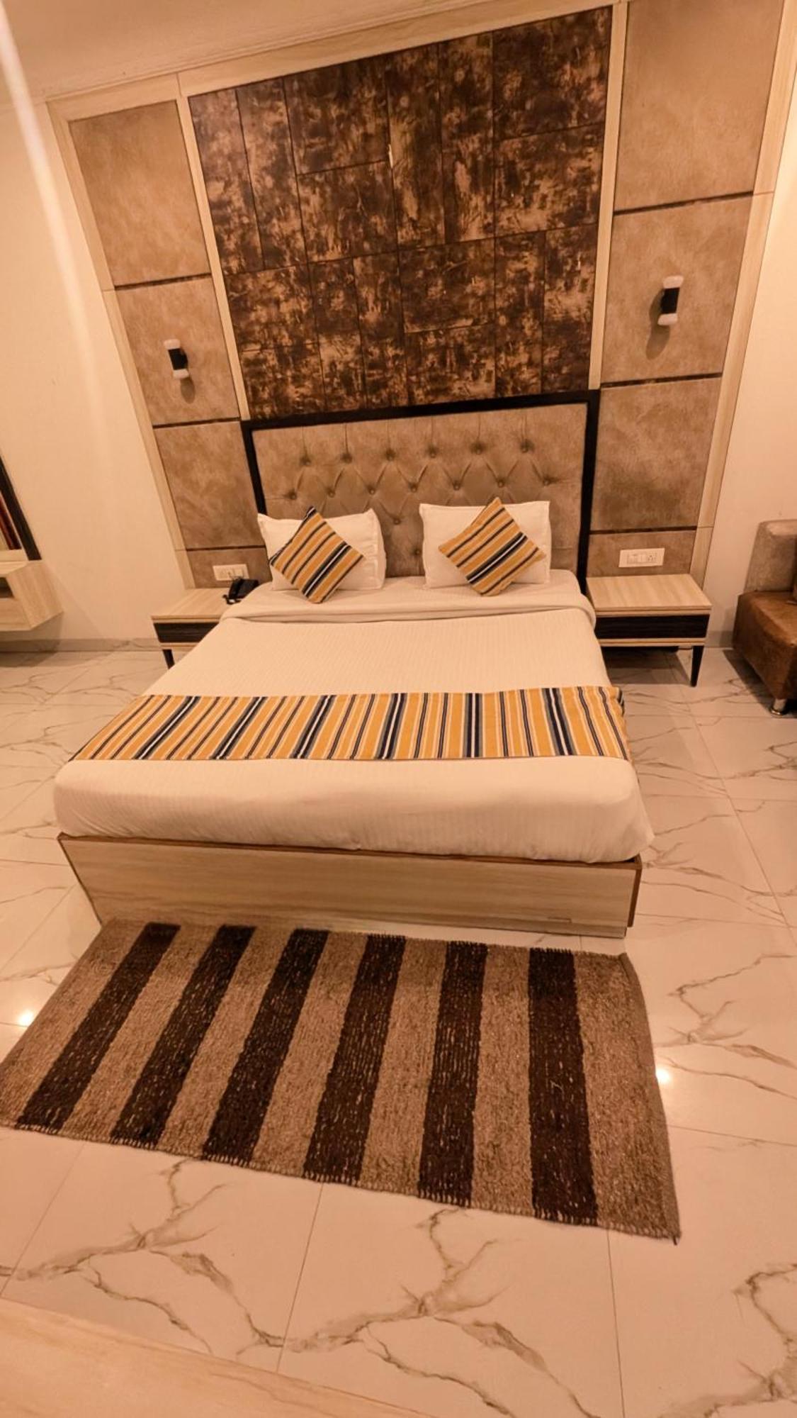 Almora By Almati Group - Near Delhi International Airport With - Free Airport Drop
