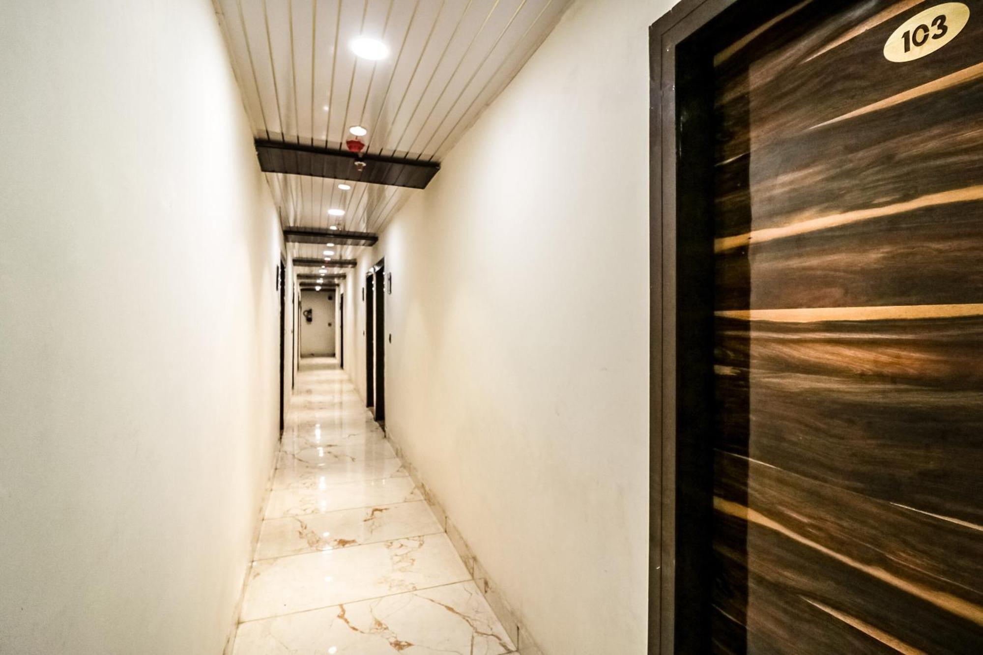 Jps Galaxy Near Pvr Vikaspuri Hotel 3*