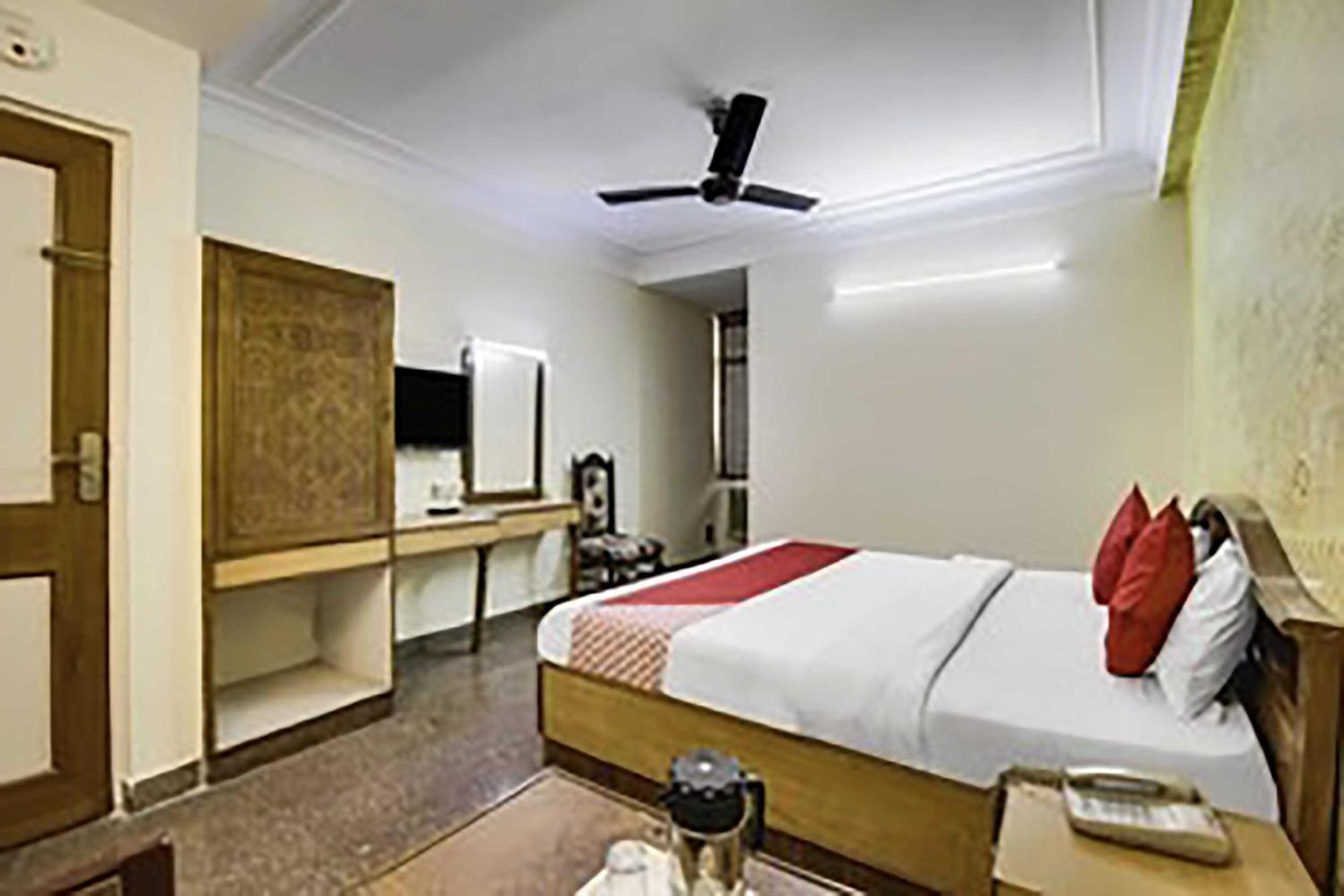 Hotel O Shbad Deluxe New Delhi