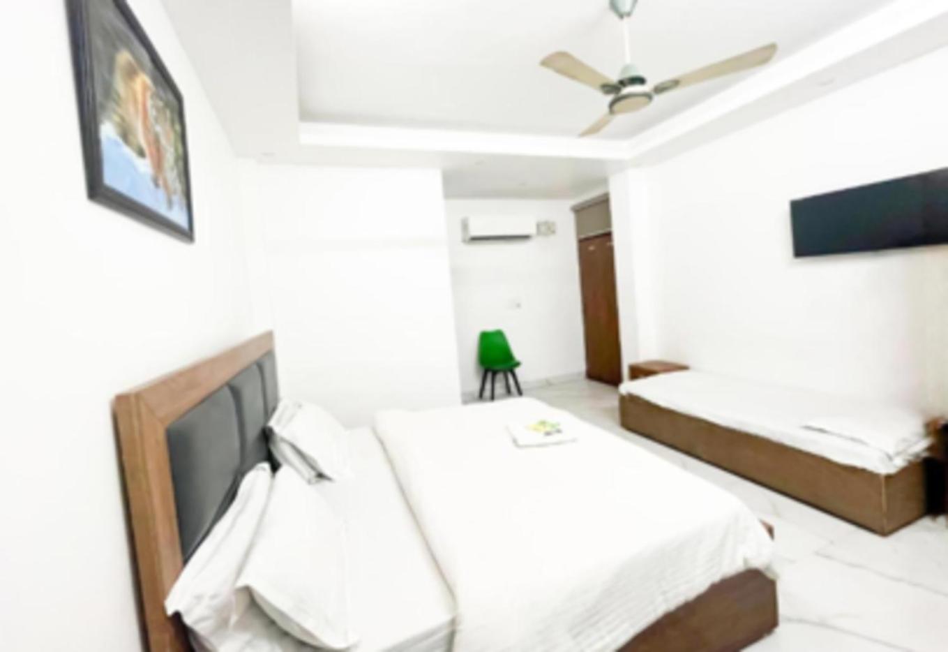 Kerala Home-5Mint From Hazrat Nizammudin Railway Station Hotel New Delhi