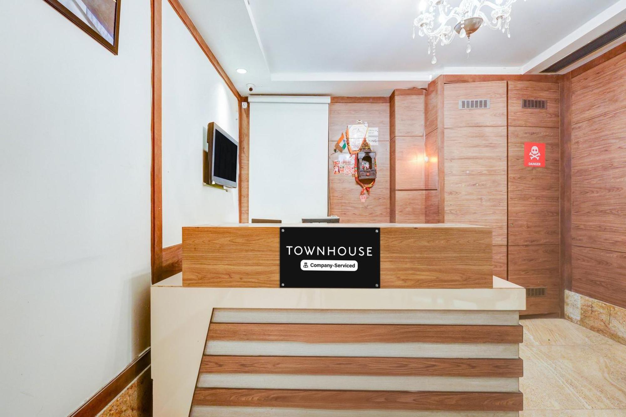 Super Townhouse Chhatarpur Near Metro Park *