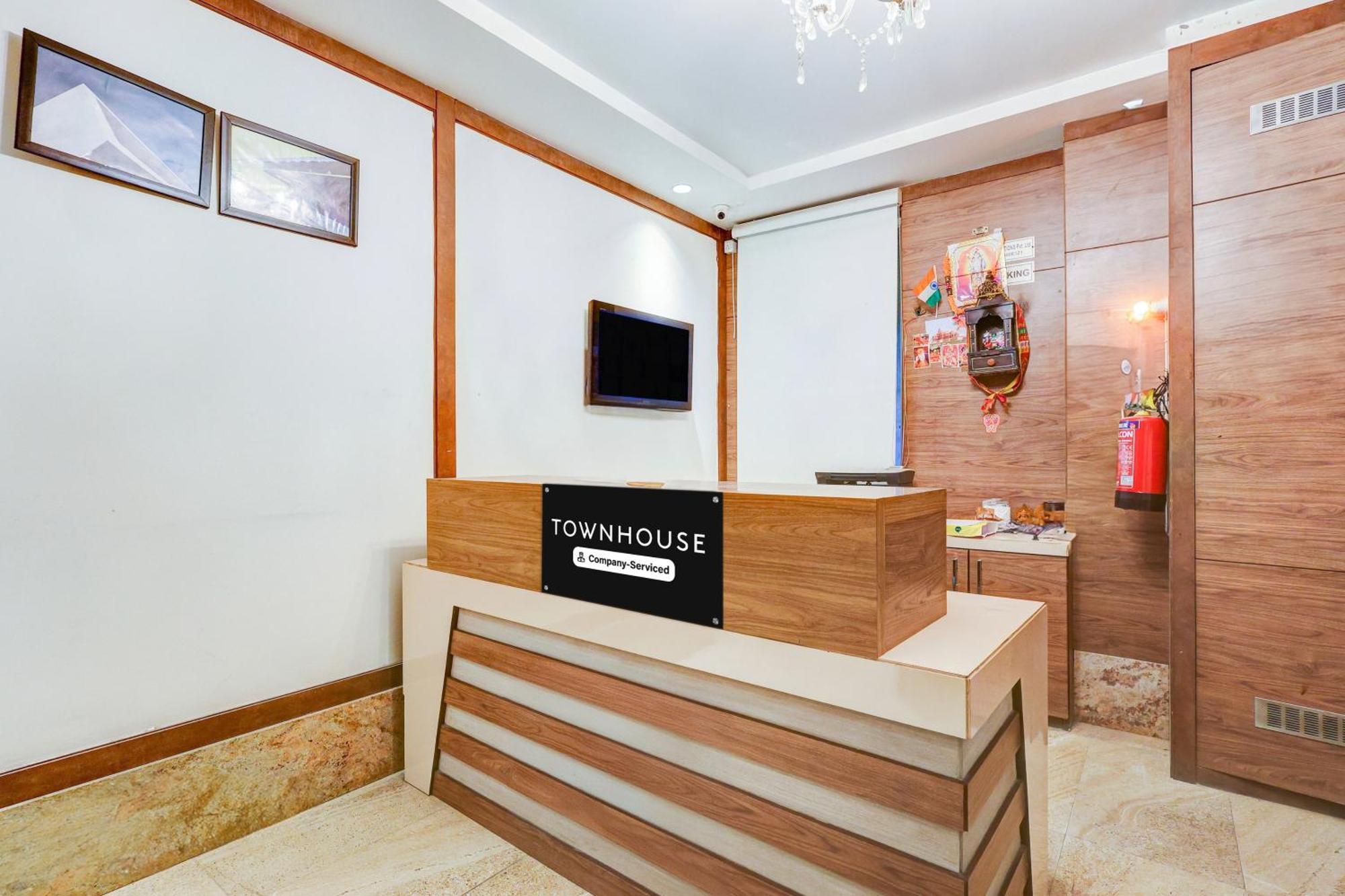 Super Townhouse Chhatarpur Near Metro Park Hotel