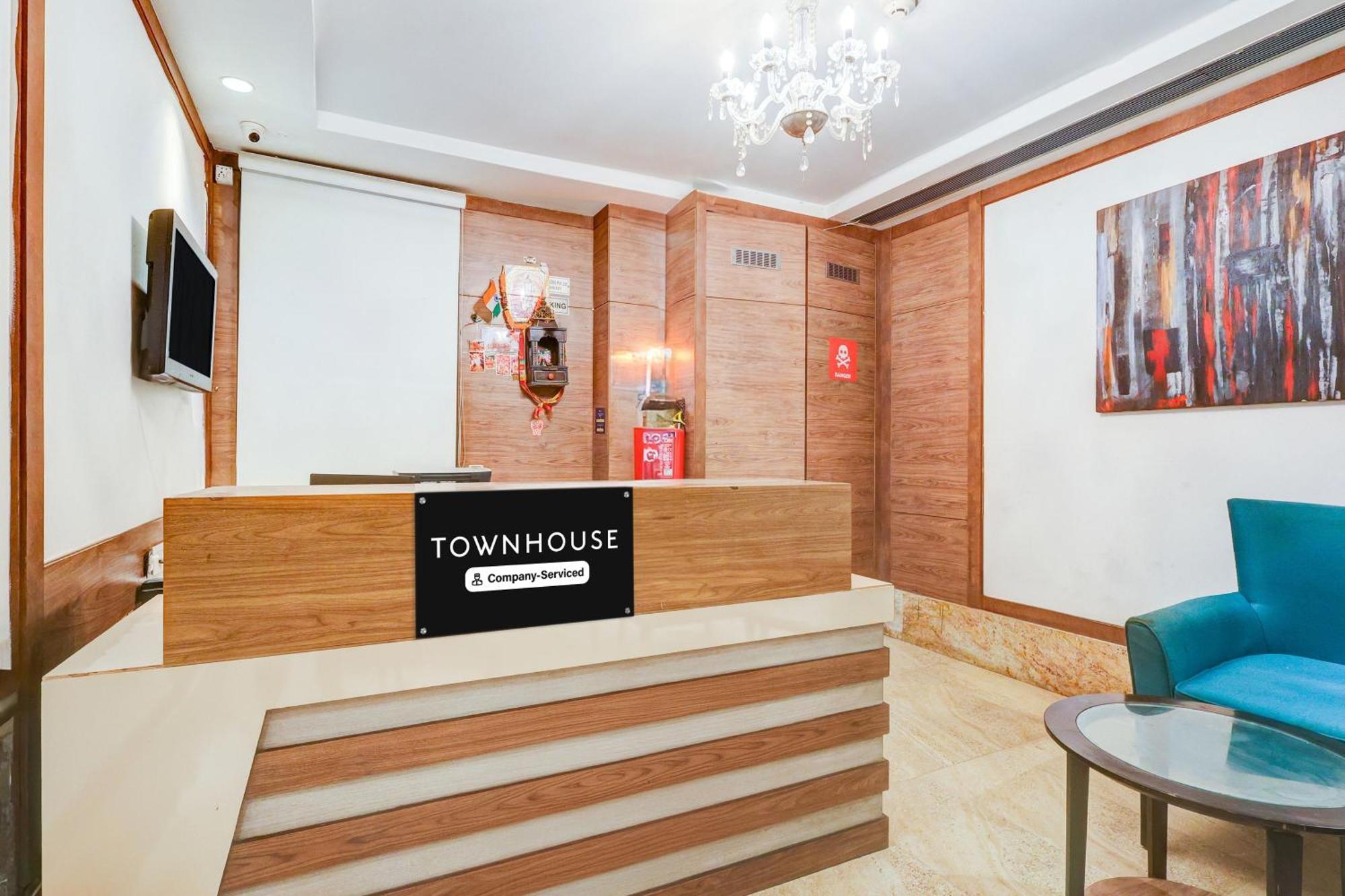 Super Townhouse Chhatarpur Near Metro Park Hotel *