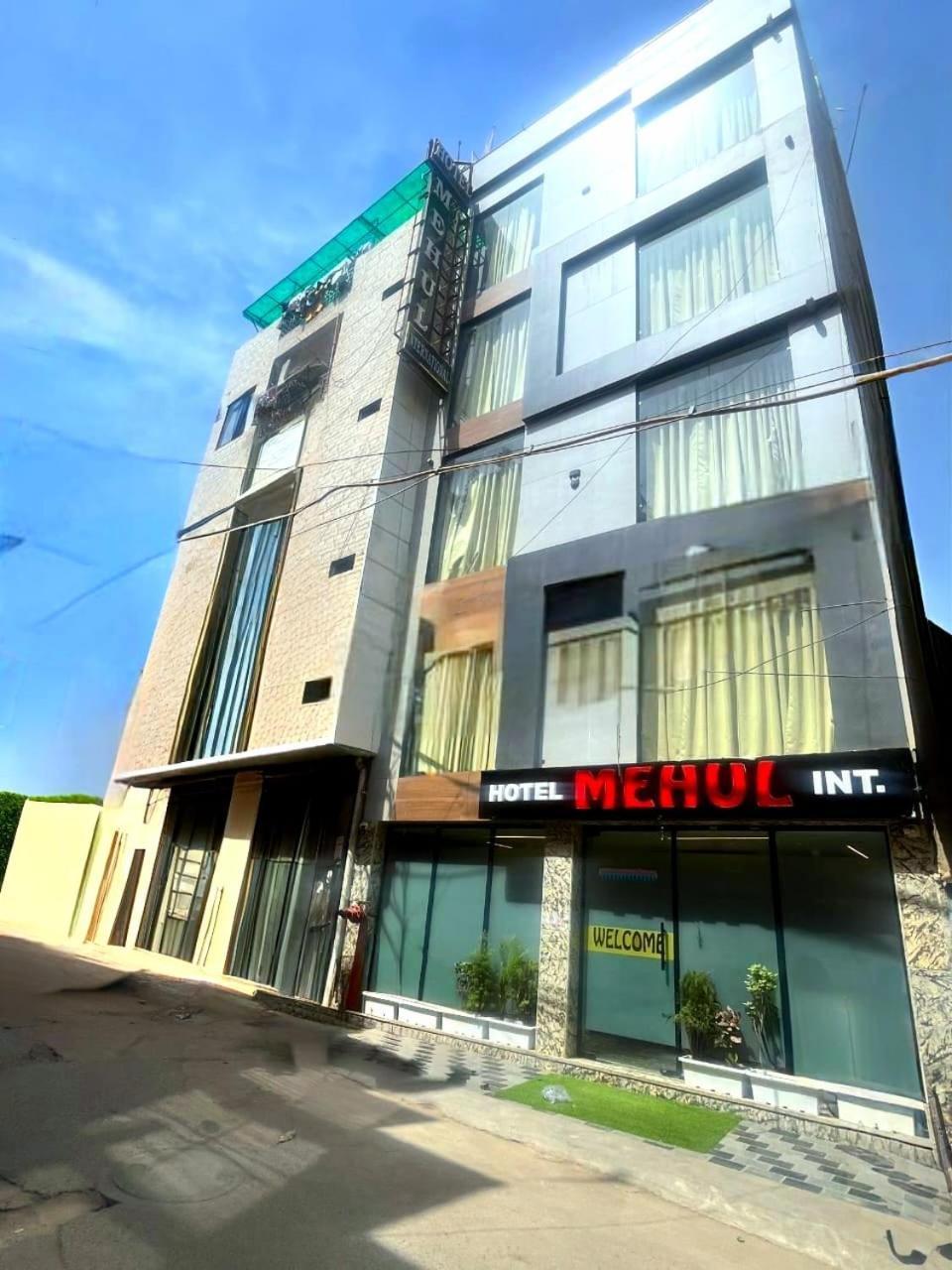 Mehul- A, Luxurious 5 Mint From Railway Station Nova Deli