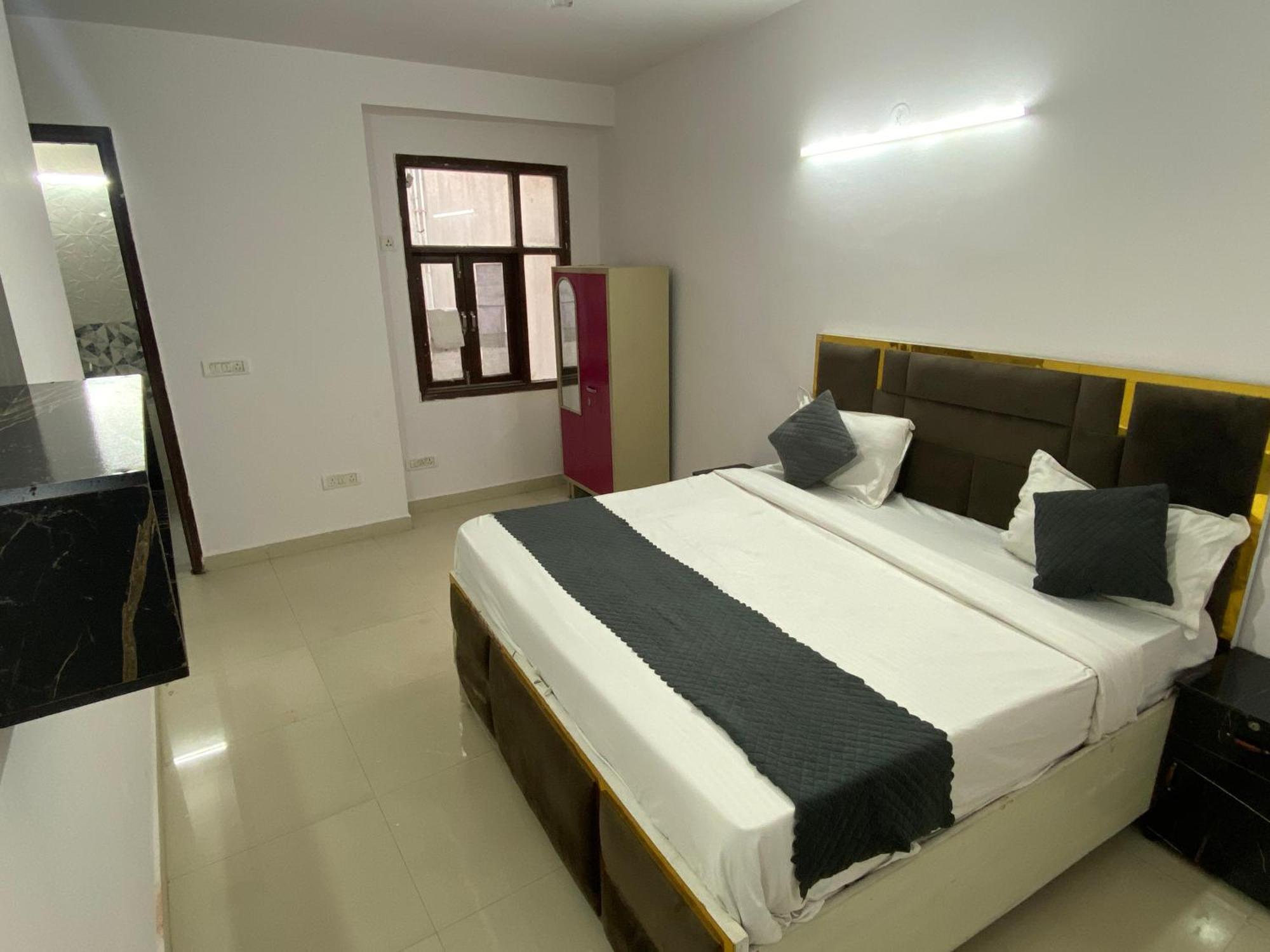 Bed & Breakfast J In Karol Bagh *