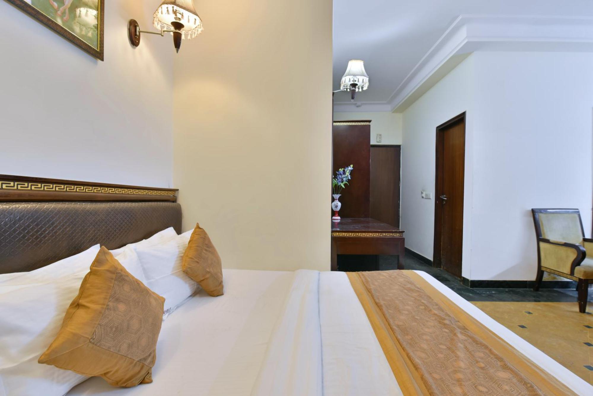 Perfect Pg In - Walking The Market 5* New Delhi