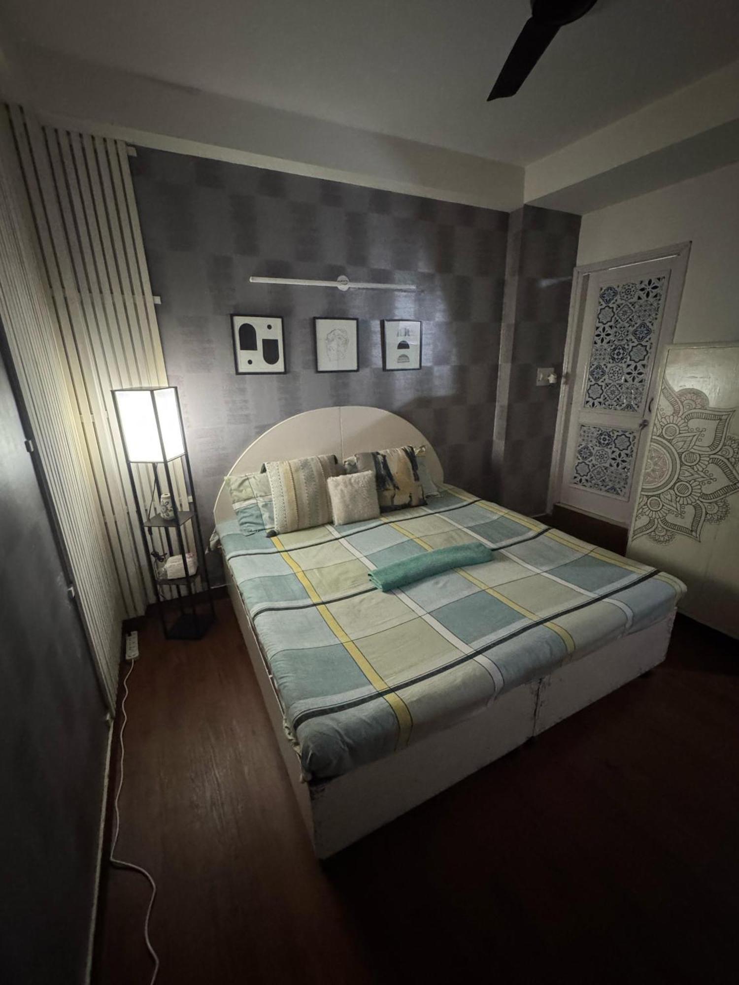 The Budget Room- With Washroom & Kitchenette Guest house New Delhi