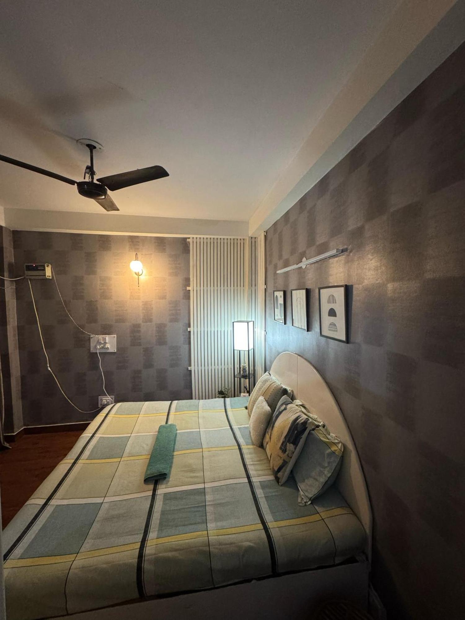 The Budget Room- With Washroom & Kitchenette Guest house New Delhi