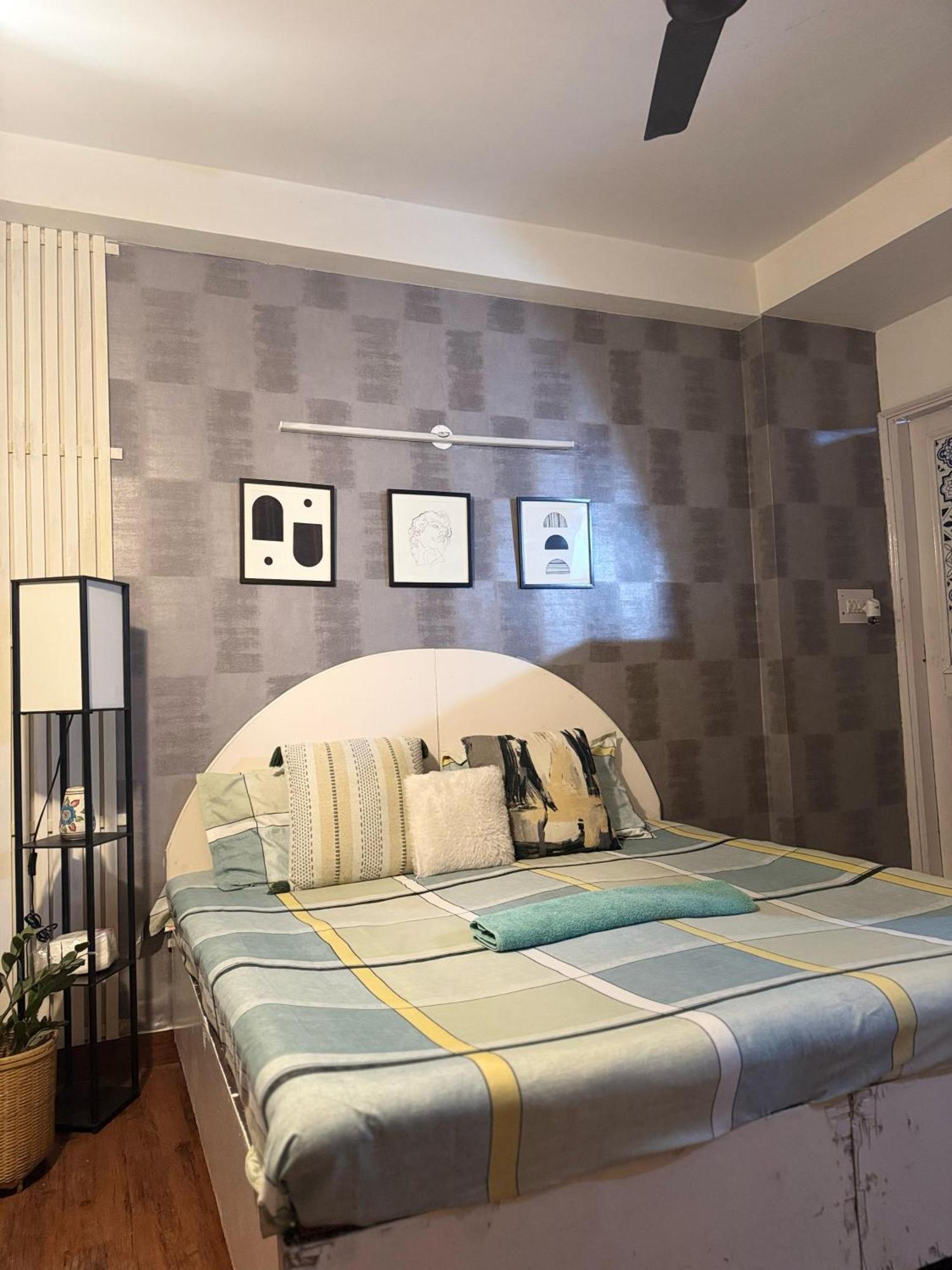 The Budget Room- With Washroom & Kitchenette Guest house New Delhi