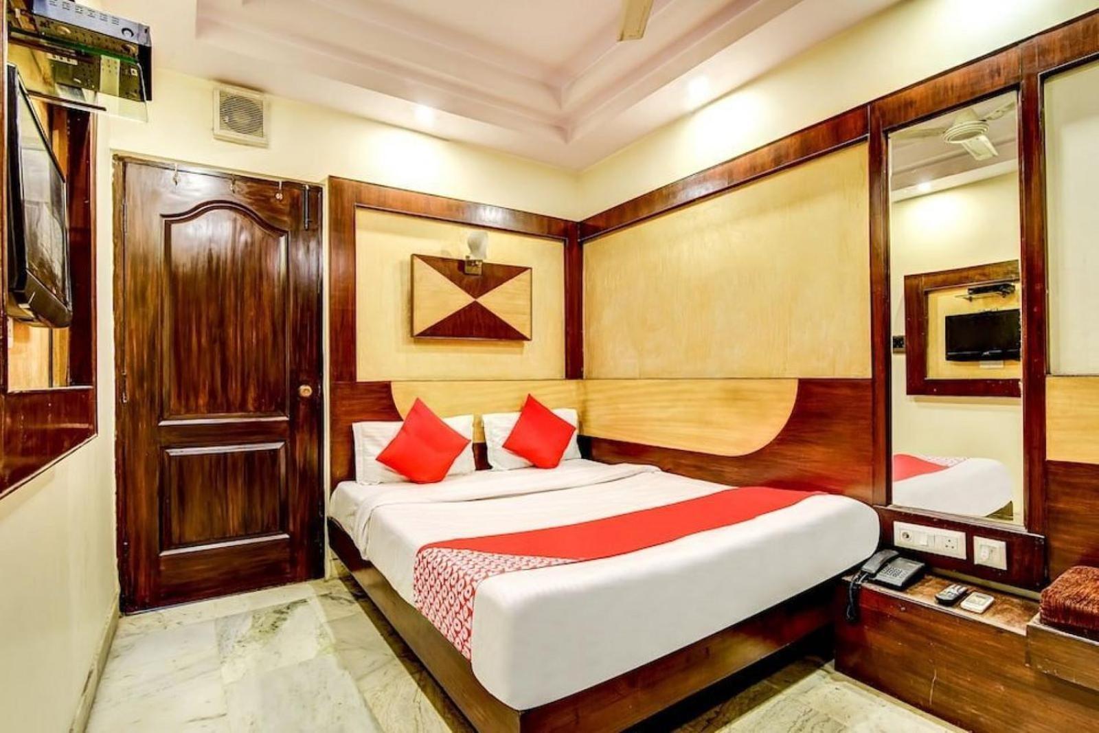 The Spot - 2 Minute Walkable Railway Station Guest house