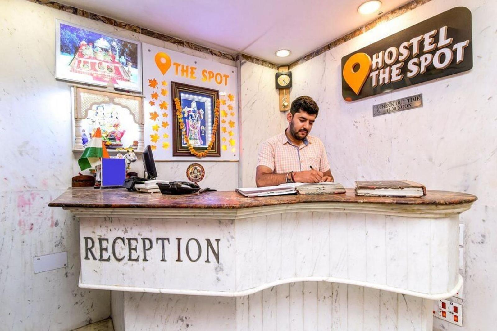 Guest house The Spot - 2 Minute Walkable Railway Station New Delhi