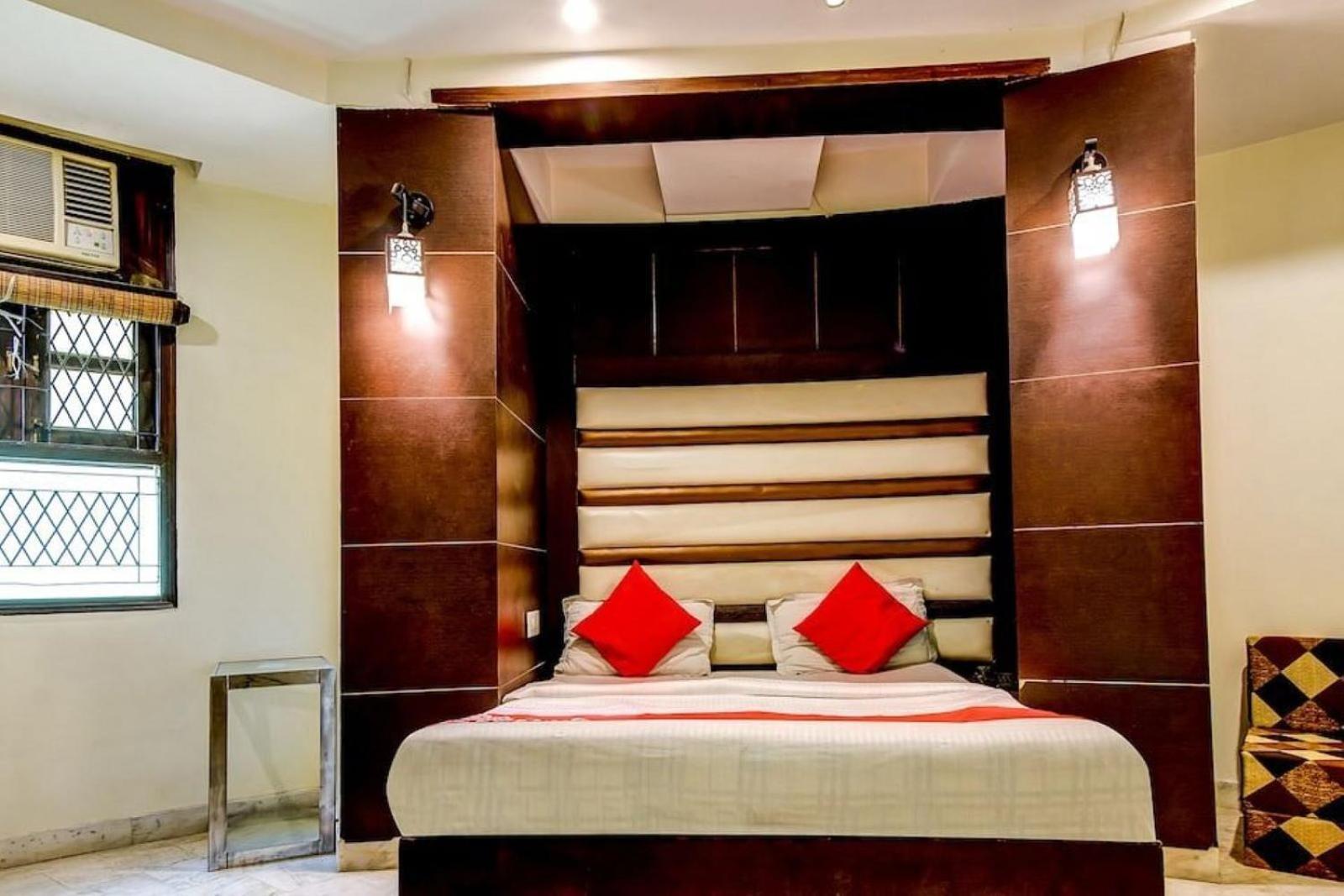Guest house The Spot - 2 Minute Walkable Railway Station *