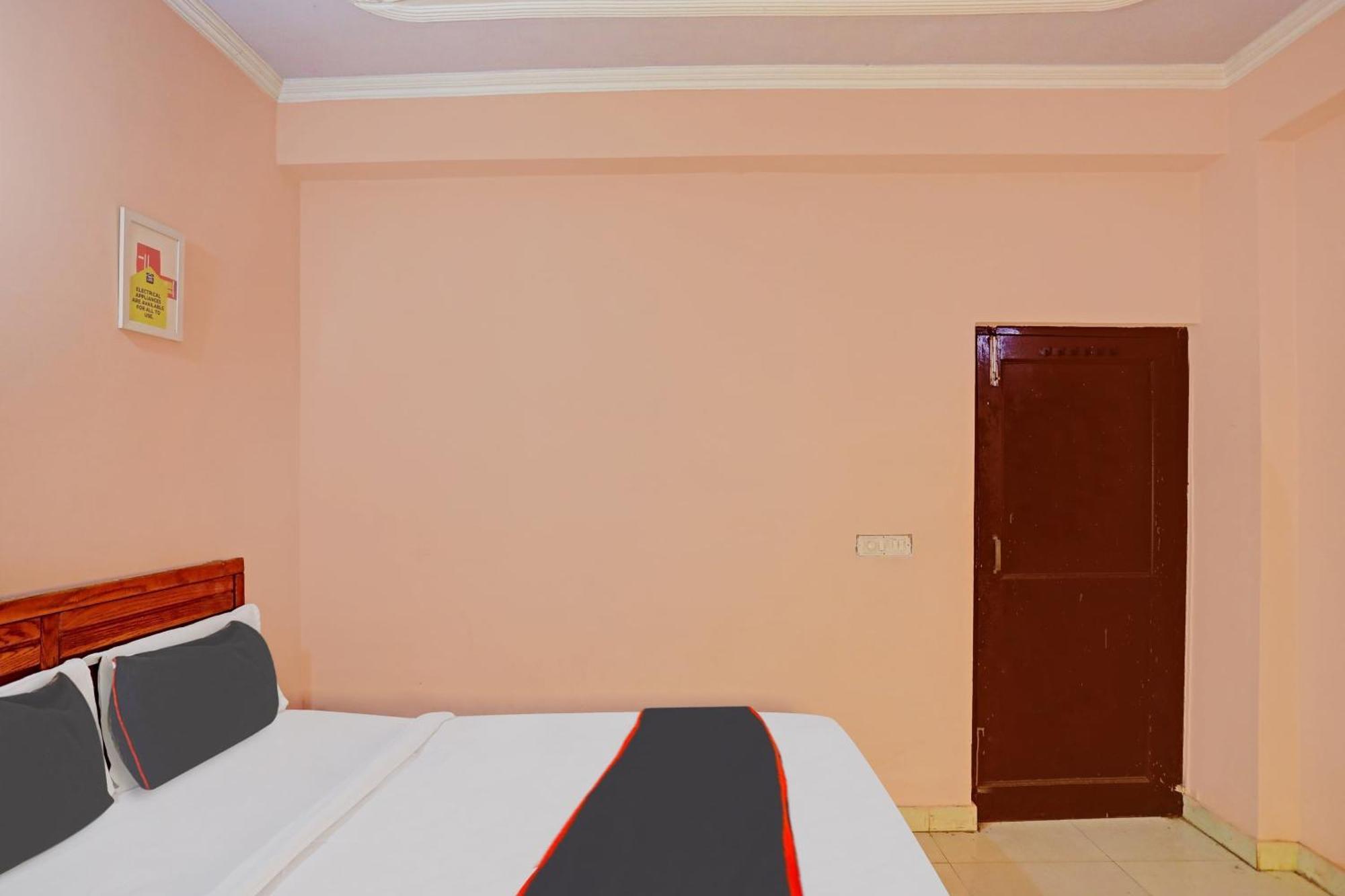Hotel Collection O Mayank Near Iskcon Temple Noida