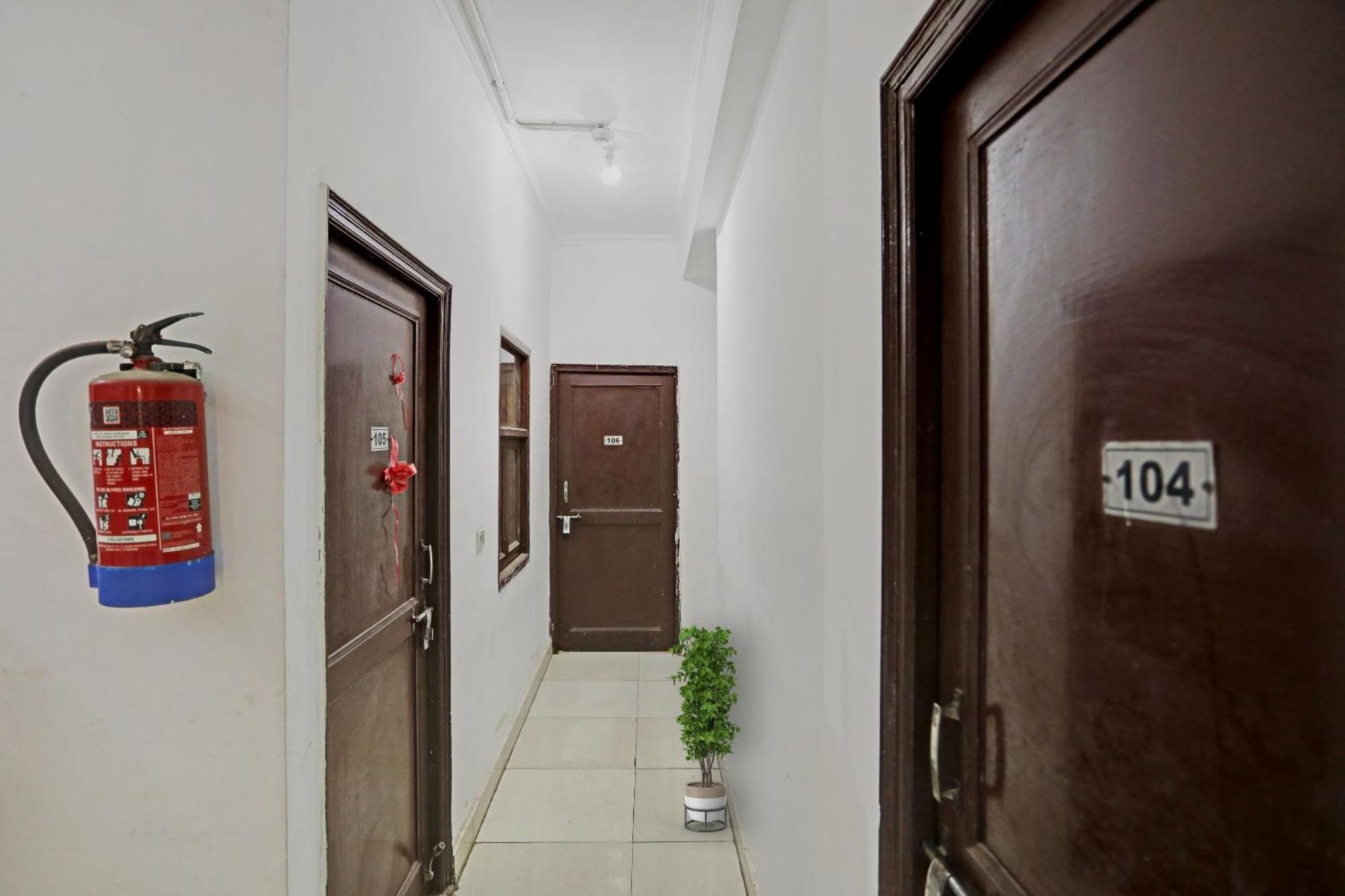 Collection O Mayank Near Iskcon Temple Noida 4*