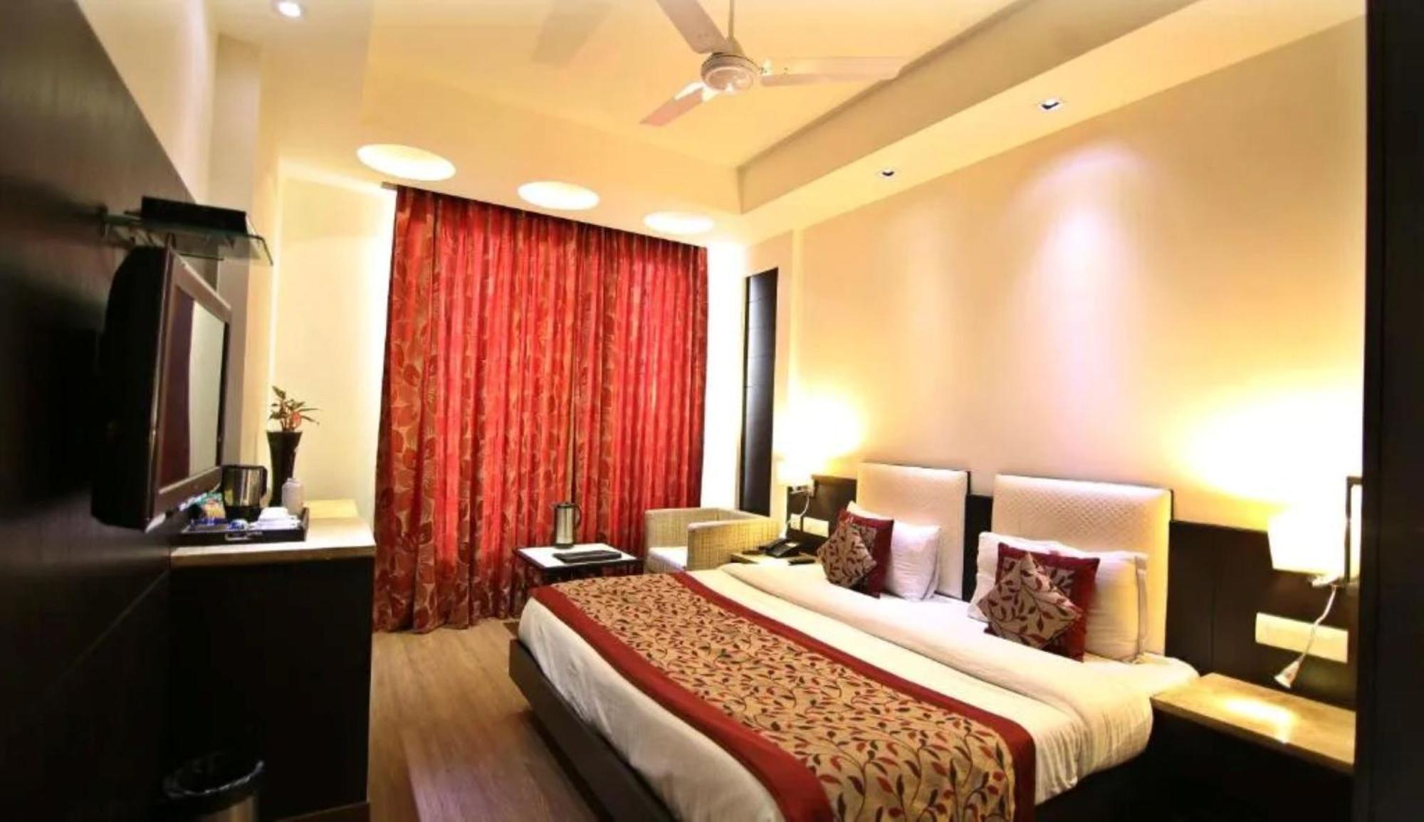 Hotel The Caves Plaza Near Igi Airport Delhi New Delhi