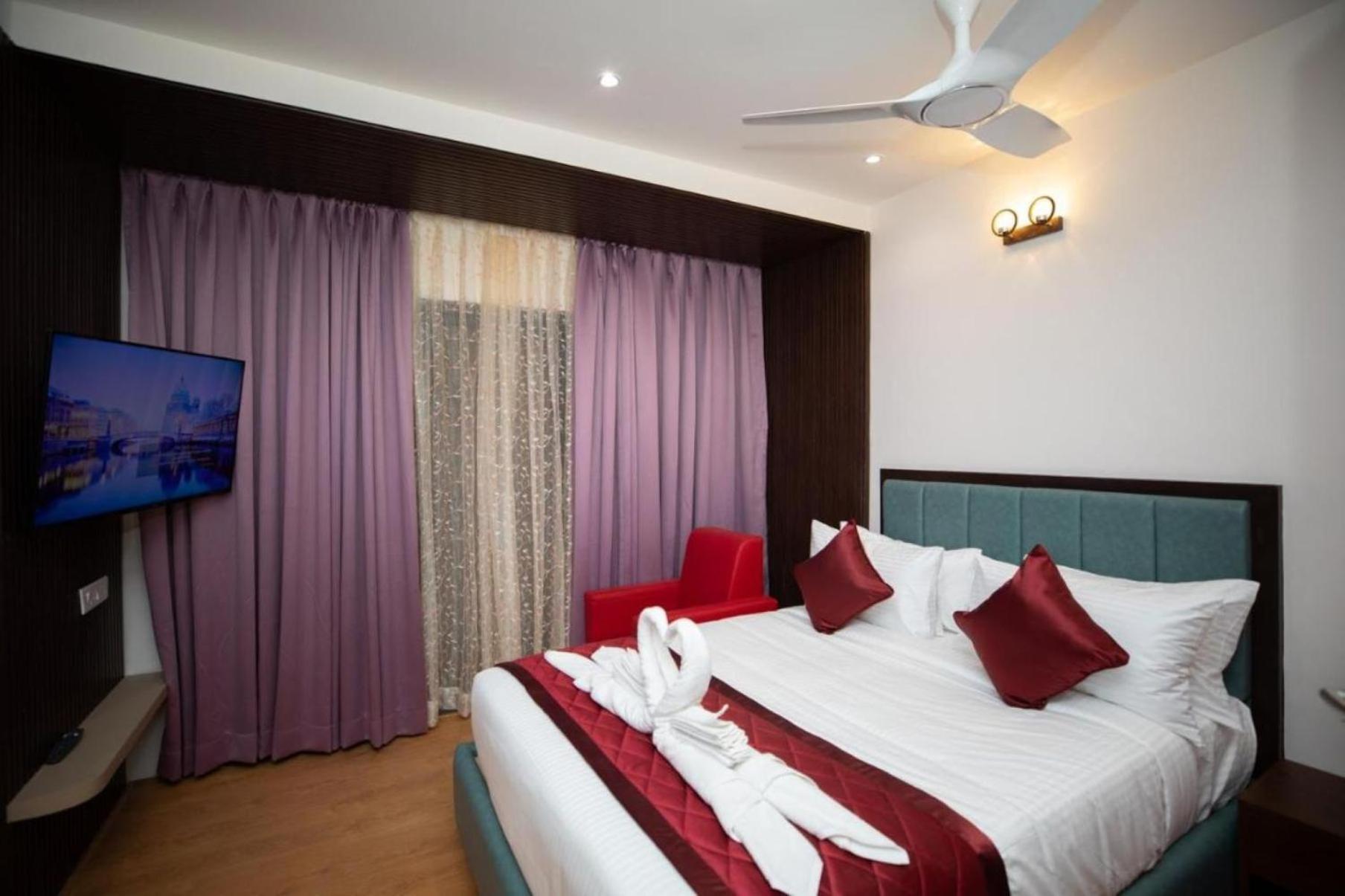 Hotel Caves Plaza Near Igi Airport Delhi 4*