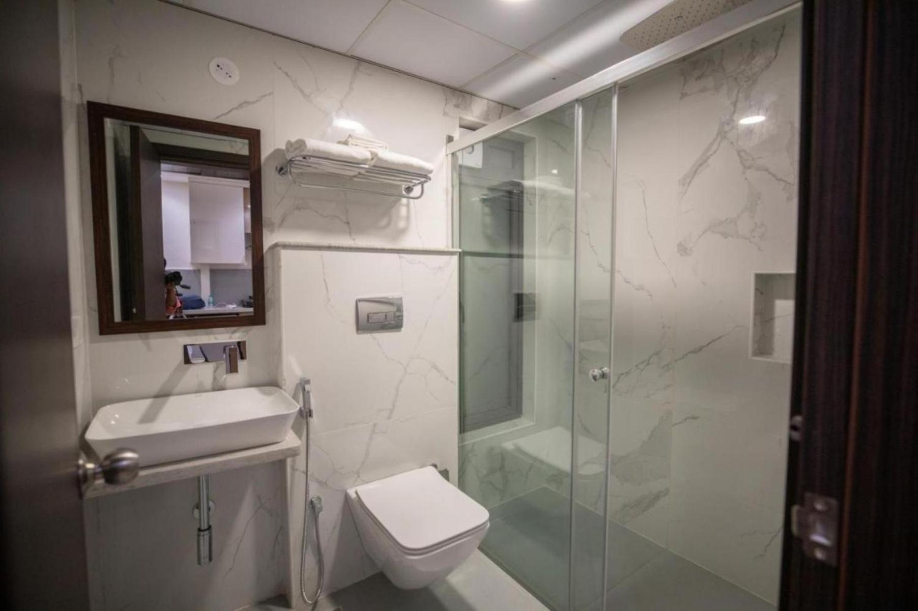 Hotel Caves Plaza Near Igi Airport Delhi 4*