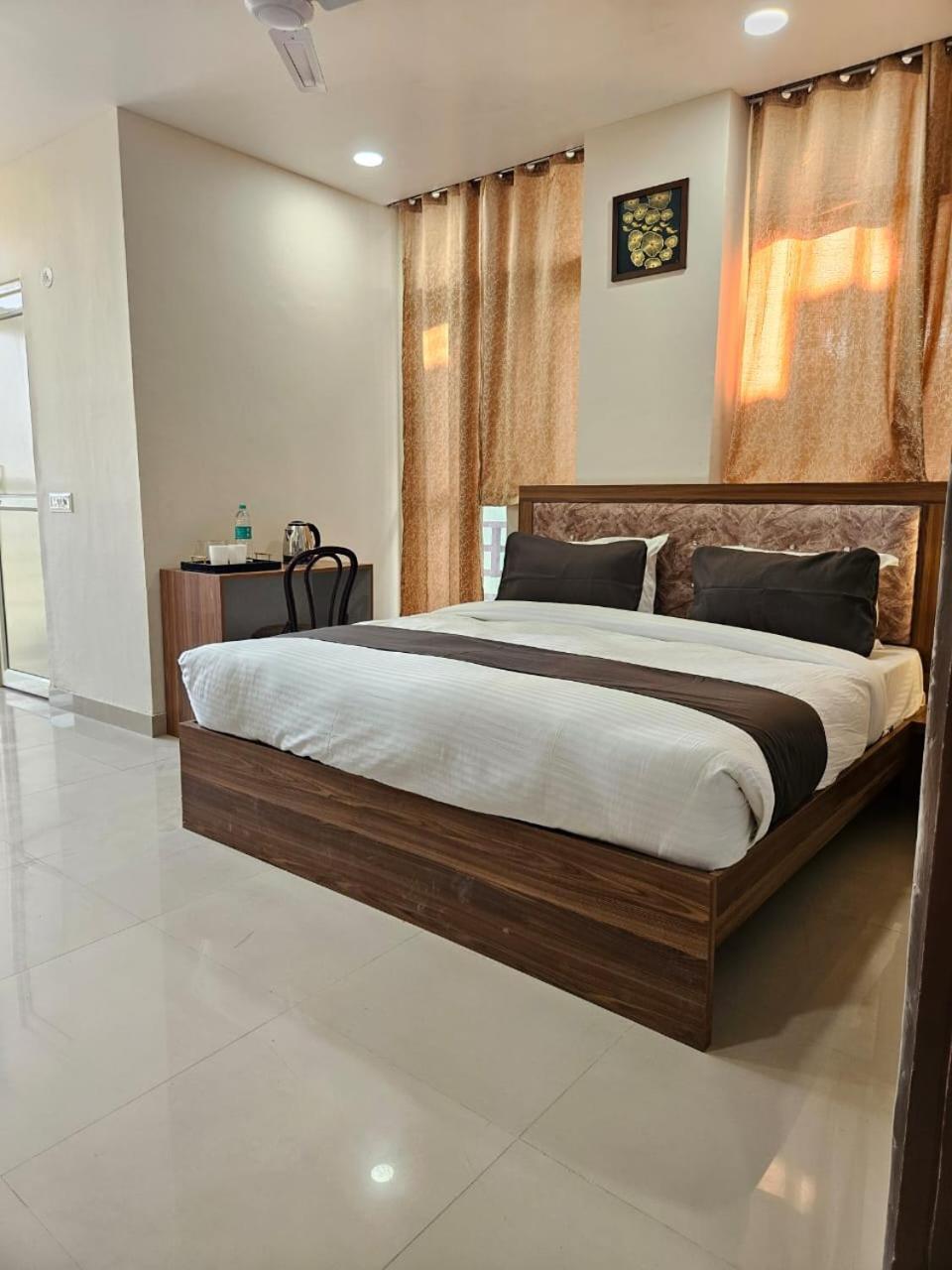 Red Rose Apartment