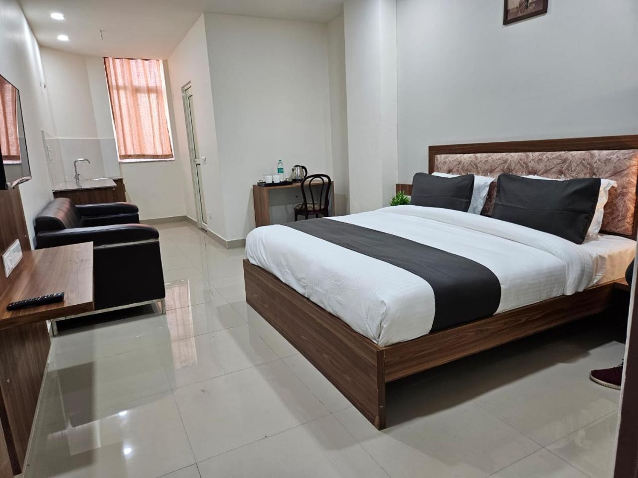 Red Rose Apartment