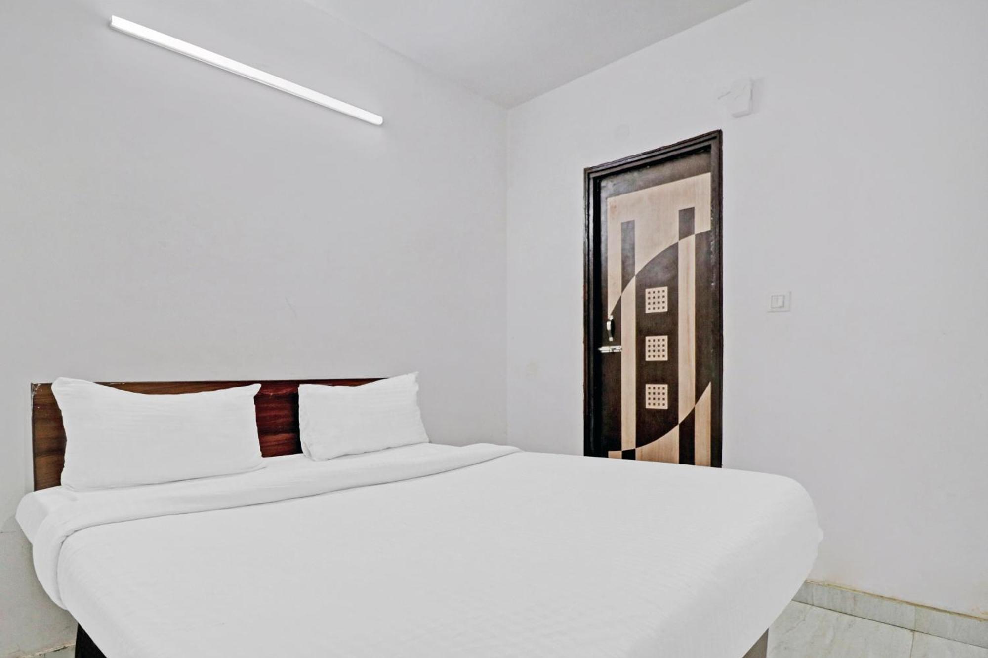 Hotel Town House Near M2k Cinema Pitampura 4*