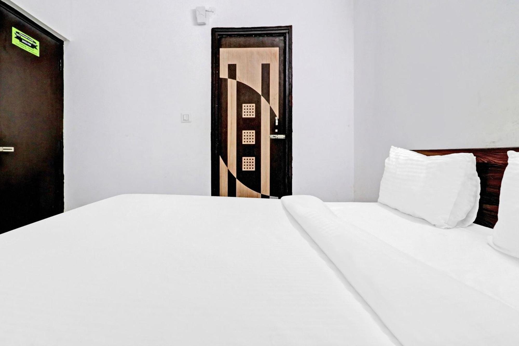 Hotel Town House Near M2k Cinema Pitampura 4*