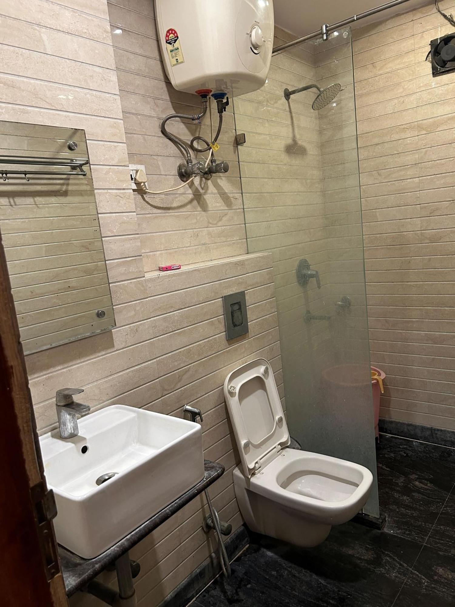 Hotel Shree Guru At New Delhi Railway Station Guest house