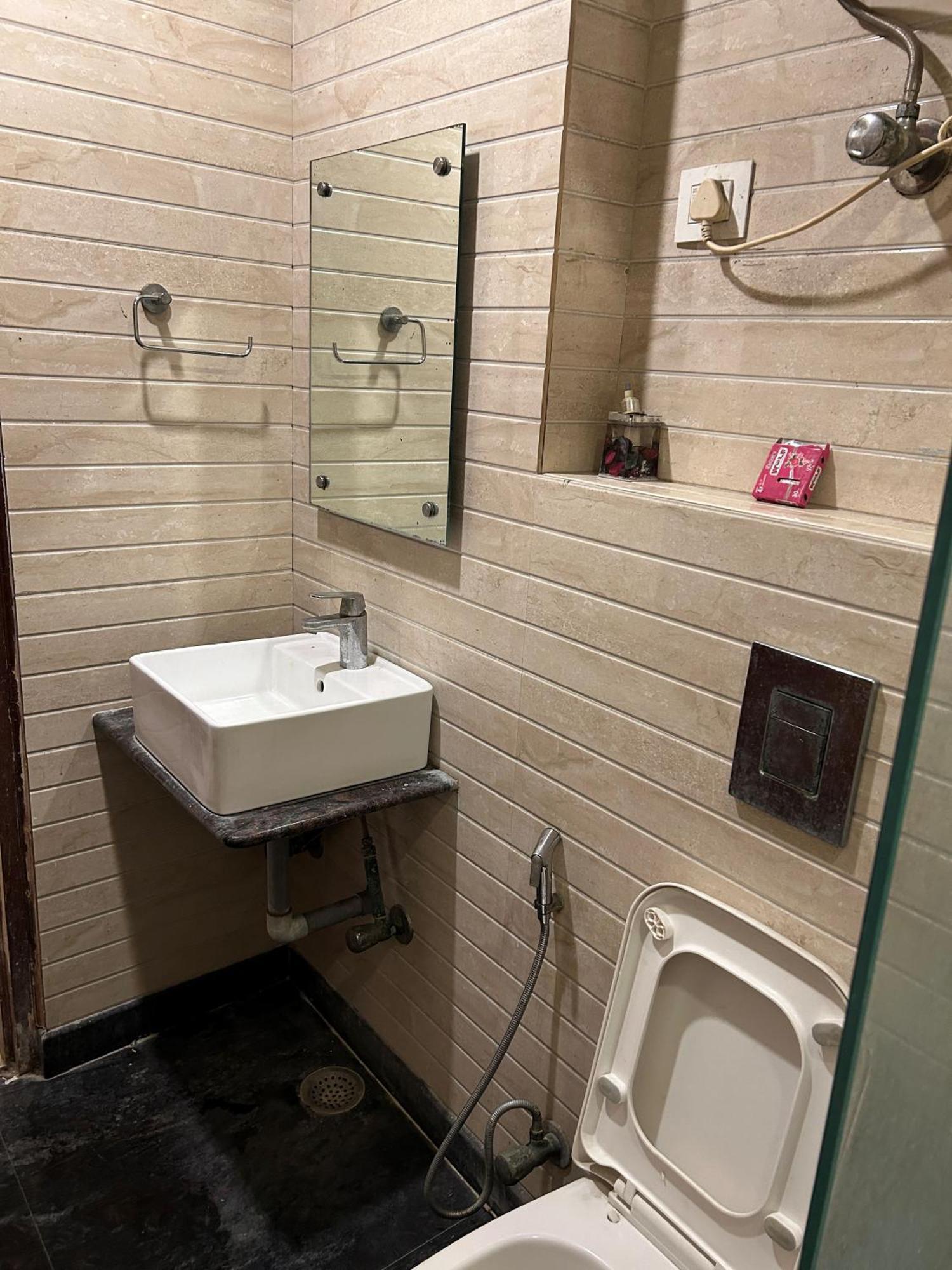 Hotel Shree Guru At New Delhi Railway Station Guest house