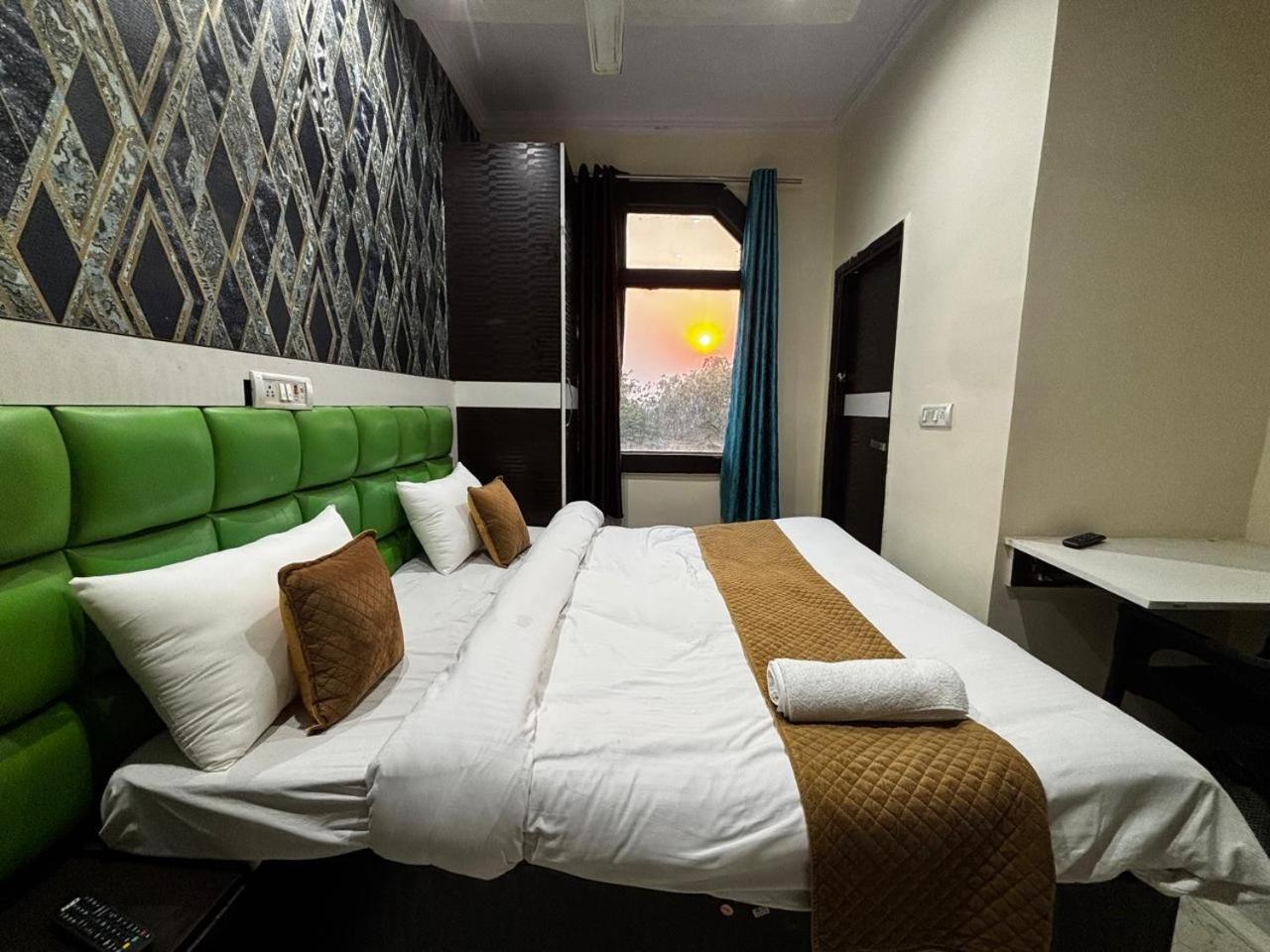 Akaash Cont I Hari Nagar I I Local Id I Couple Friendly Hotel
