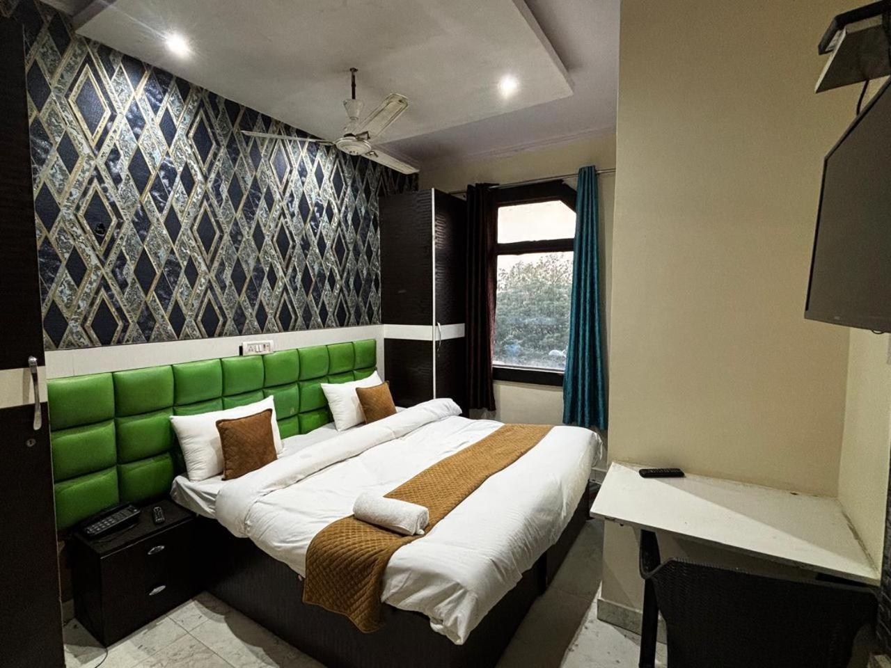 Akaash Cont I Hari Nagar I I Local Id I Couple Friendly Hotel New Delhi