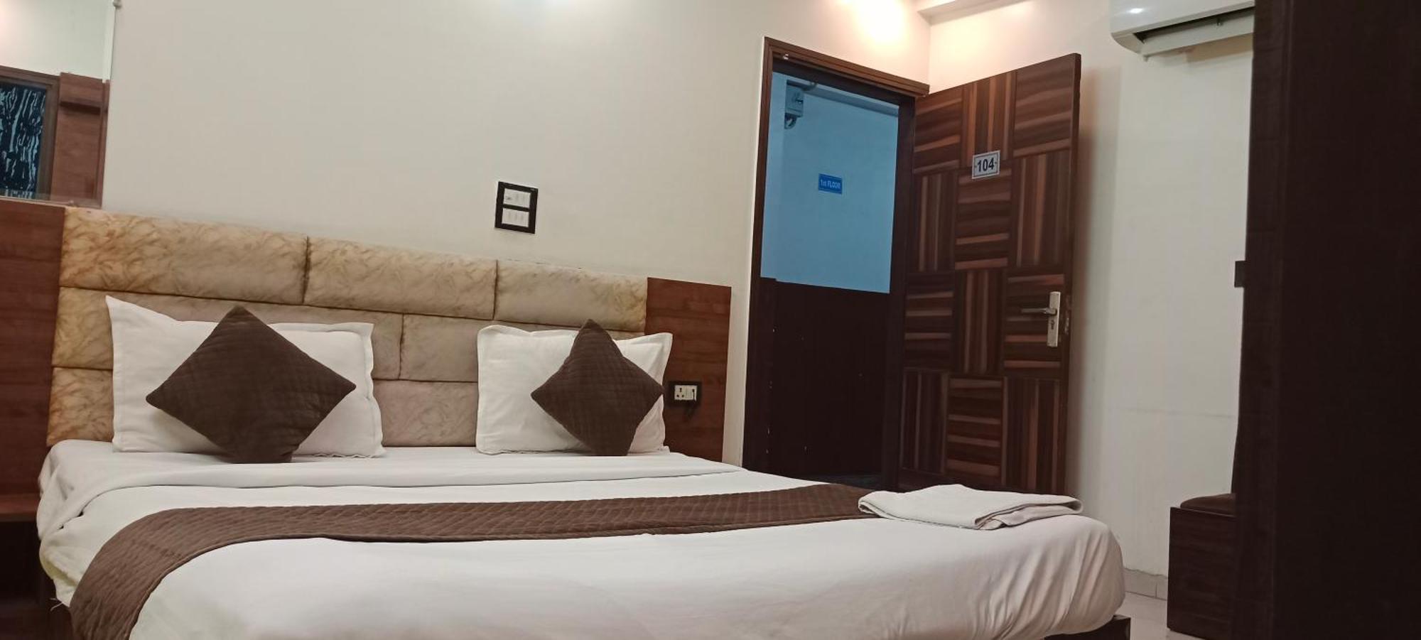 Hotel Bharat A Family - Delhi Airport 3*