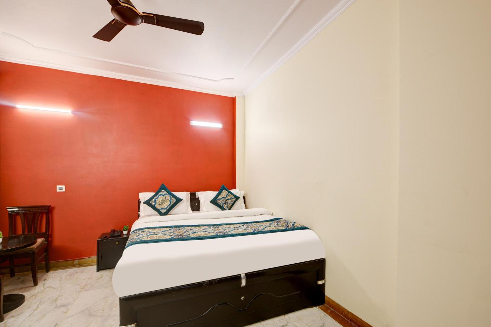 Centre Near Nizamuddin Railway Station 3*