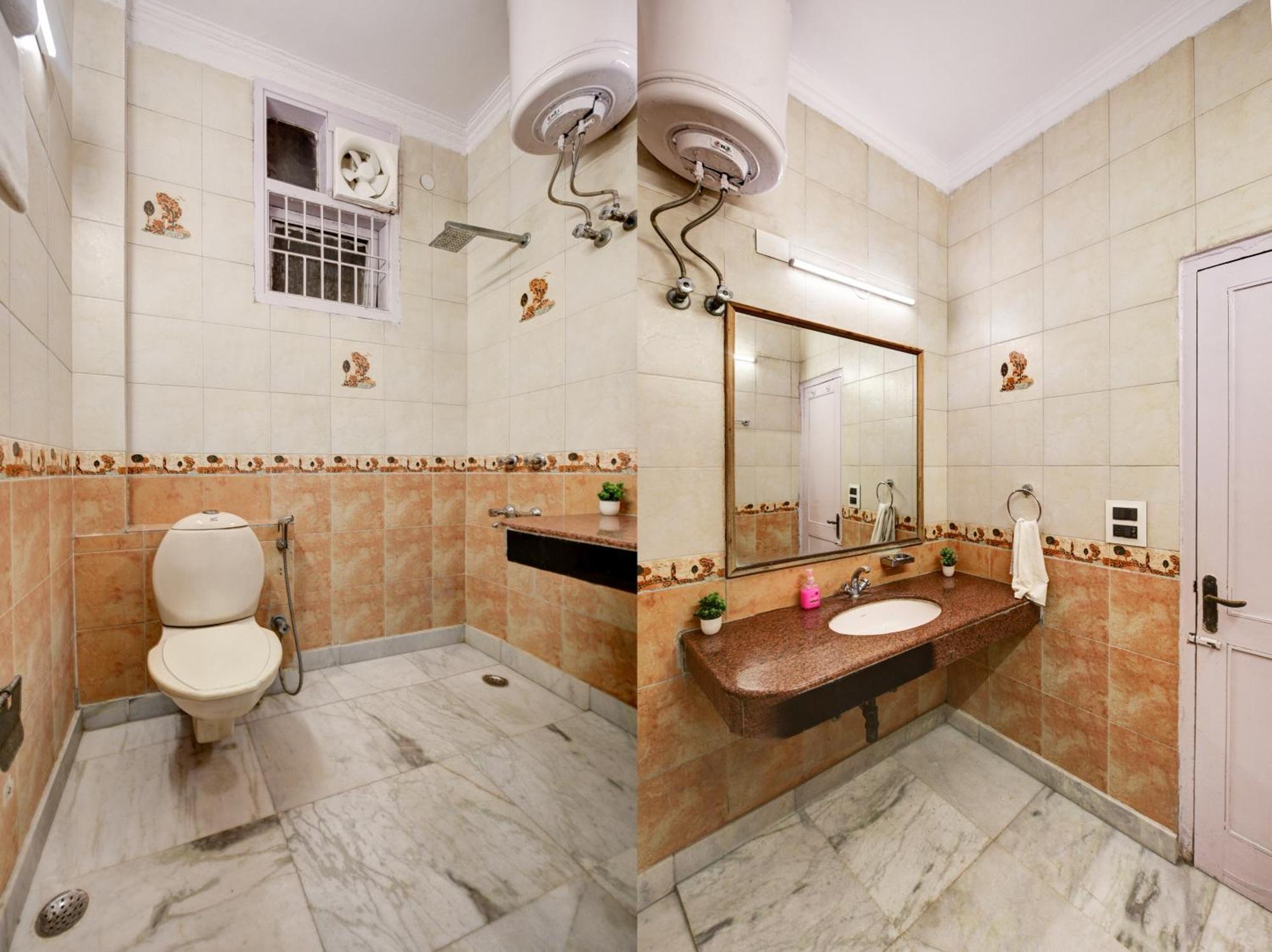 Hotel Centre Near Nizamuddin Railway Station 3*
