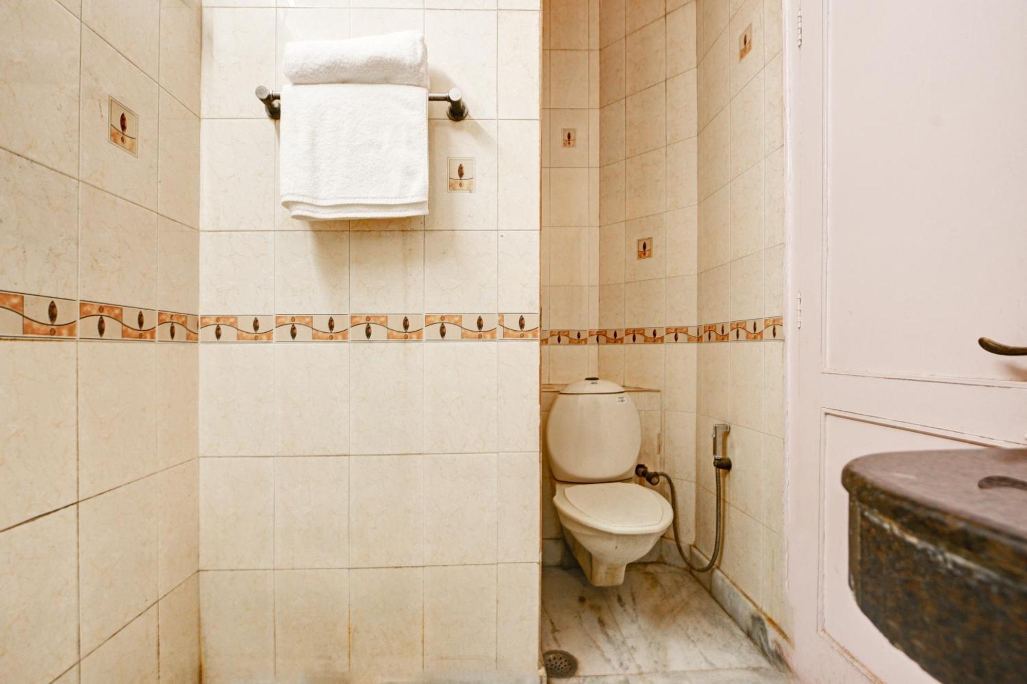 Centre Near Nizamuddin Railway Station 3*