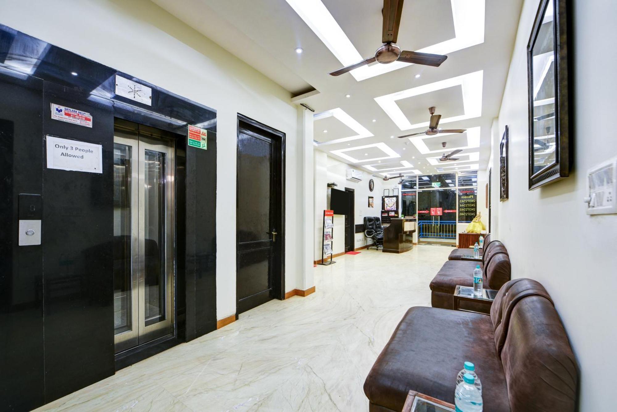 Hotel Centre Near Nizamuddin Railway Station 3*