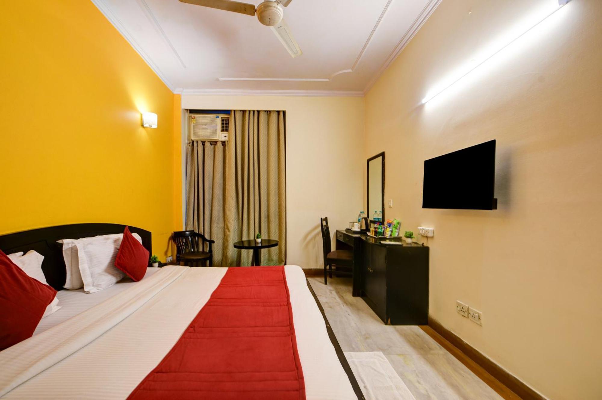 Centre Near Nizamuddin Railway Station 3*