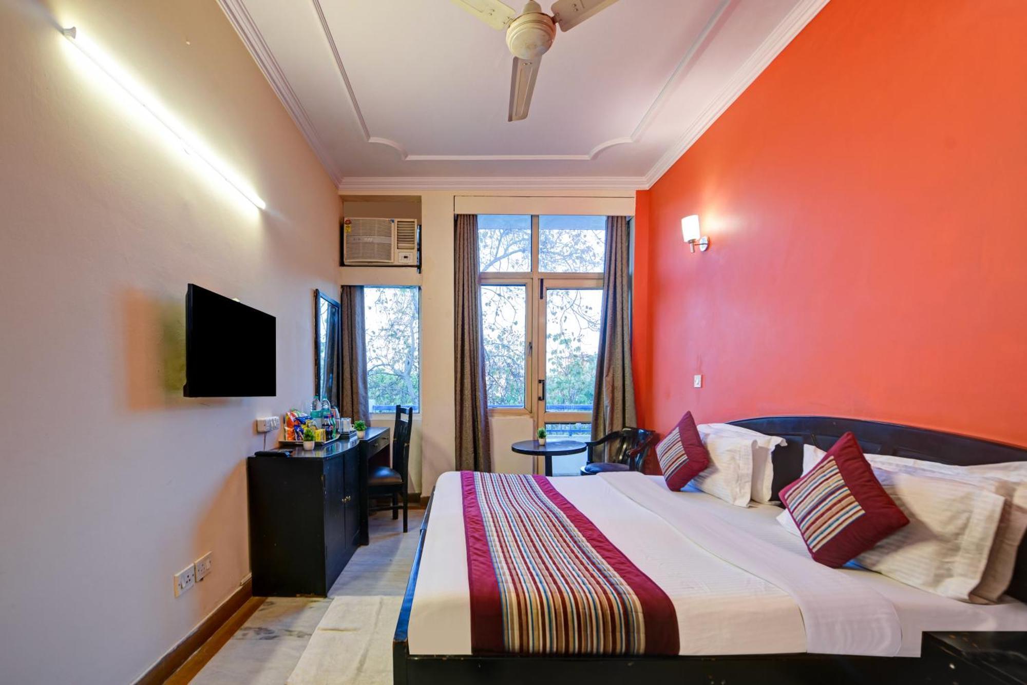 Hotel Centre Near Nizamuddin Railway Station 3*