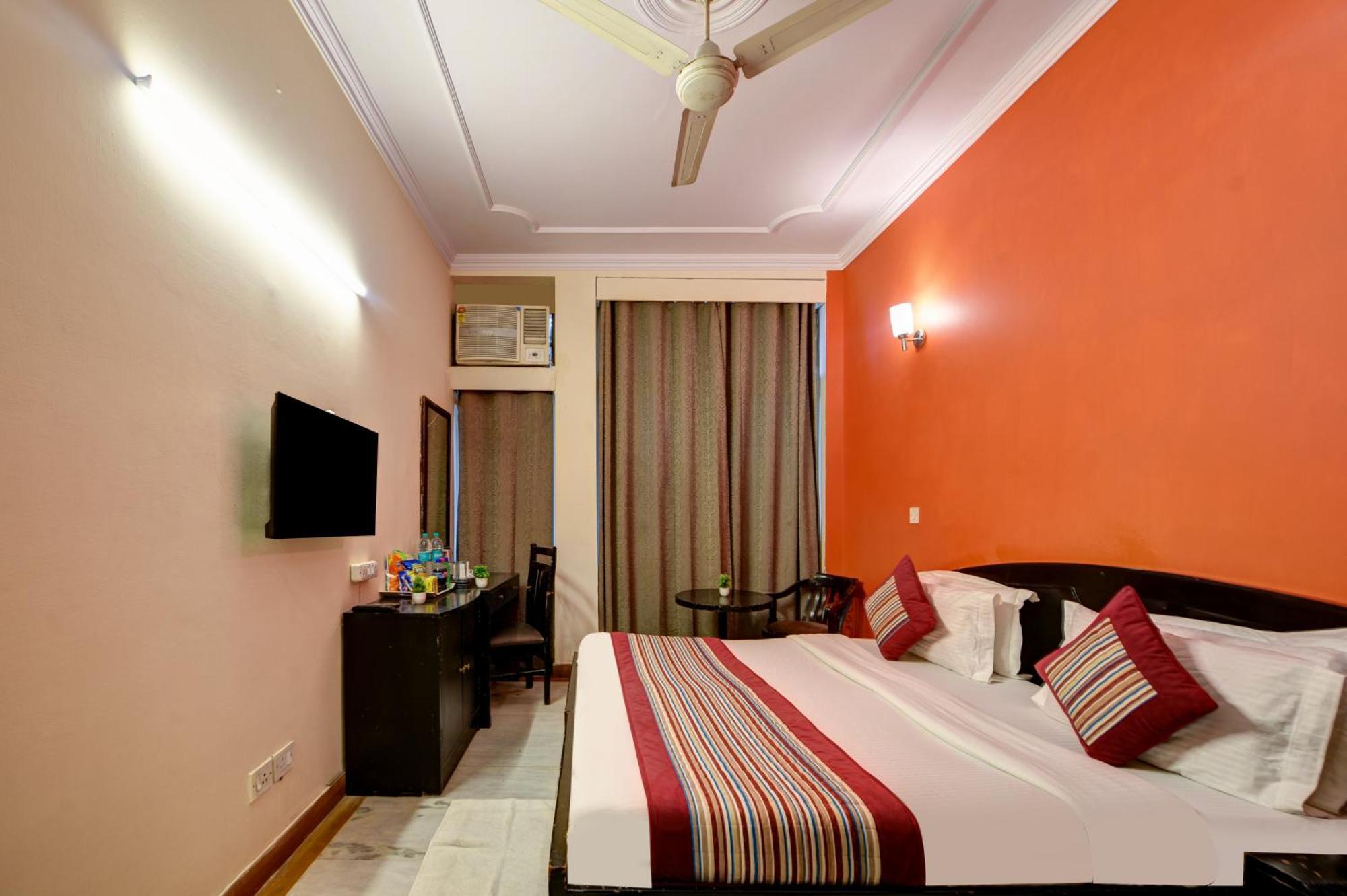 Hotel Centre Near Nizamuddin Railway Station 3*