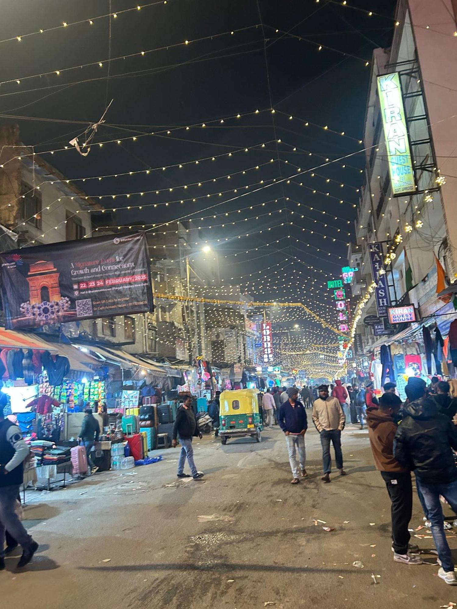 Guest house Hotel Shree Guru At New Delhi Railway Station