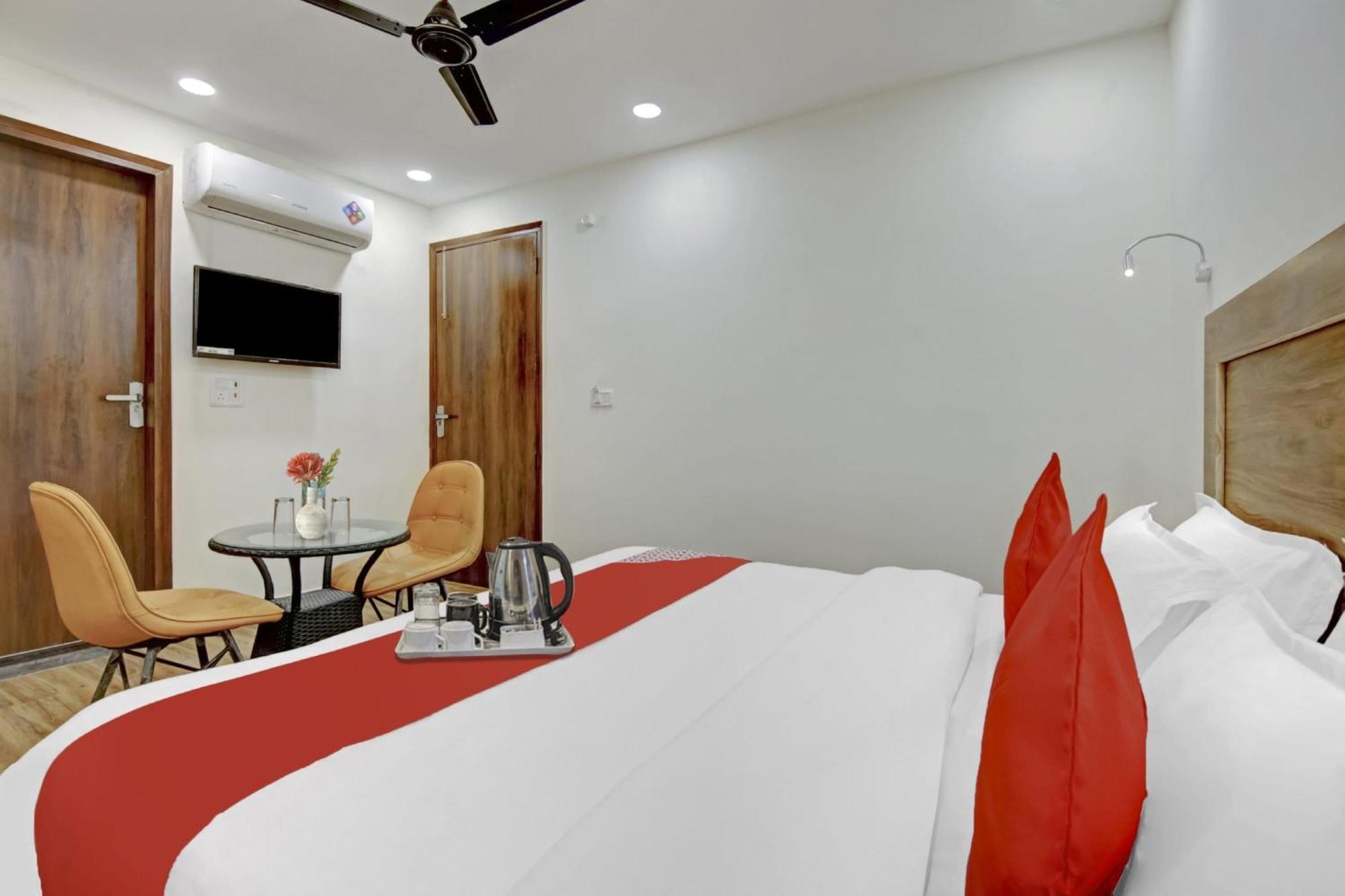 Hotel O Santosh Residency 3*