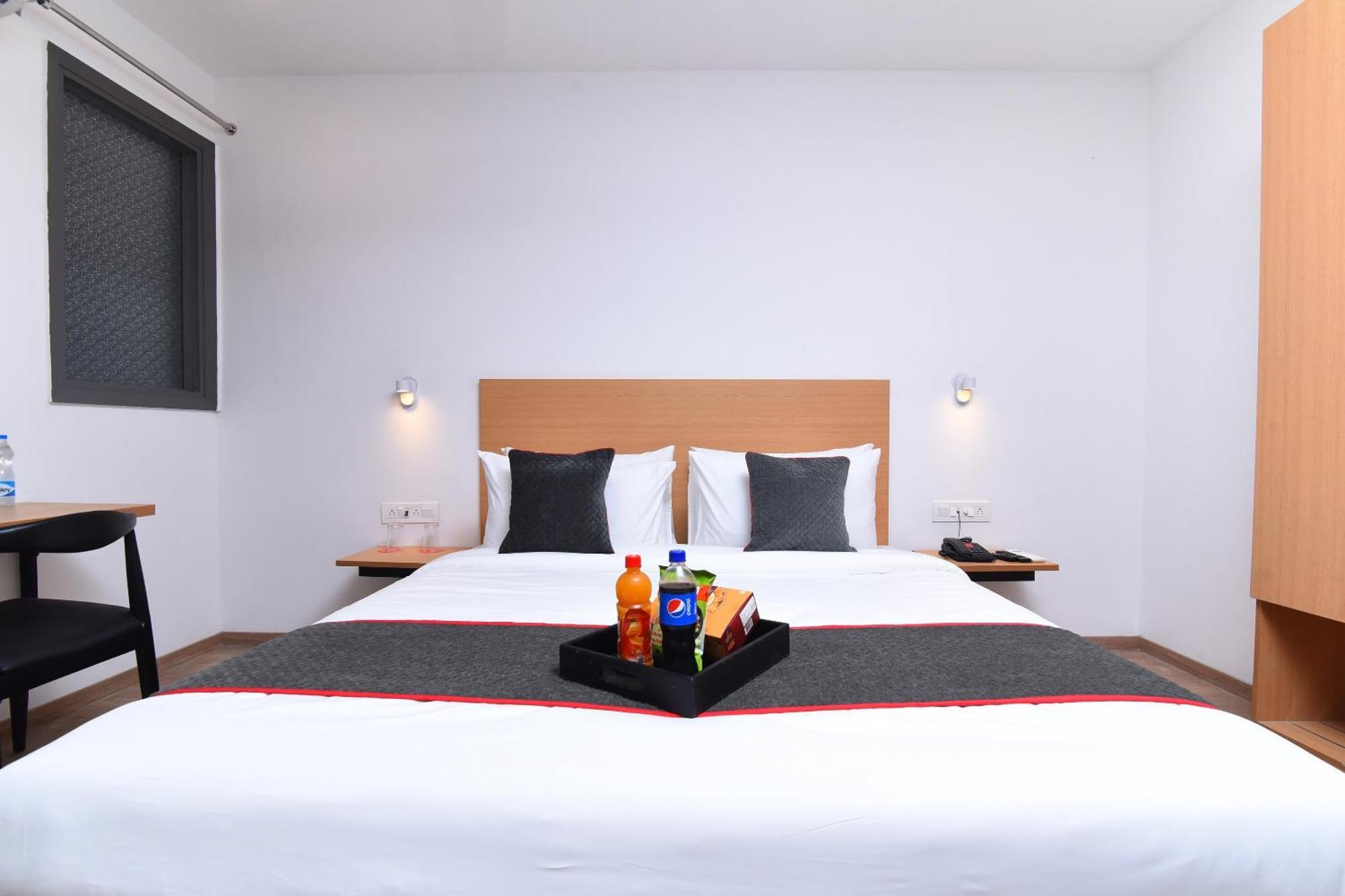 Townhouse Rudra Near Chhatarpur Metro Station 4* New Delhi