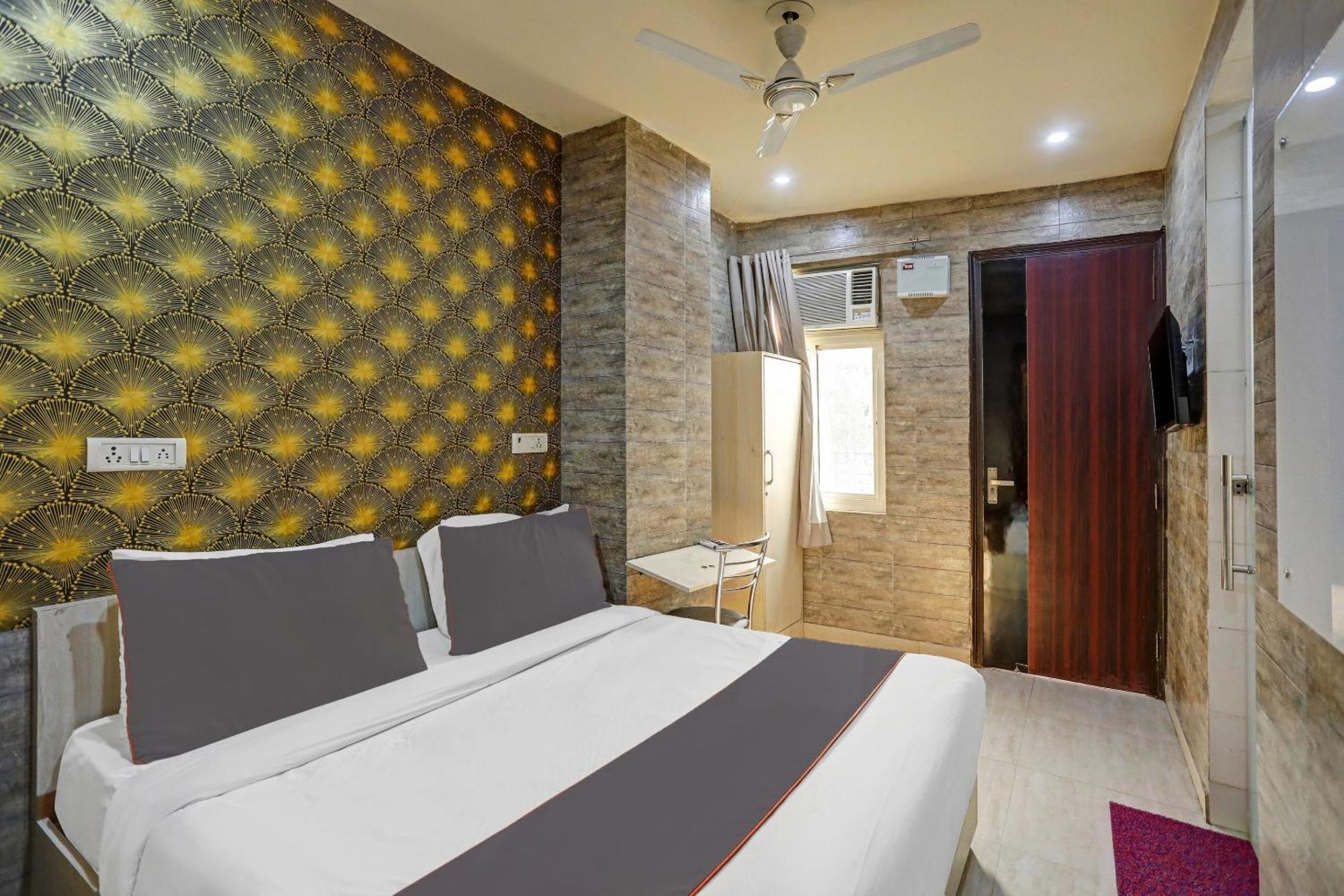 Hotel Collection O Model Town Metro View