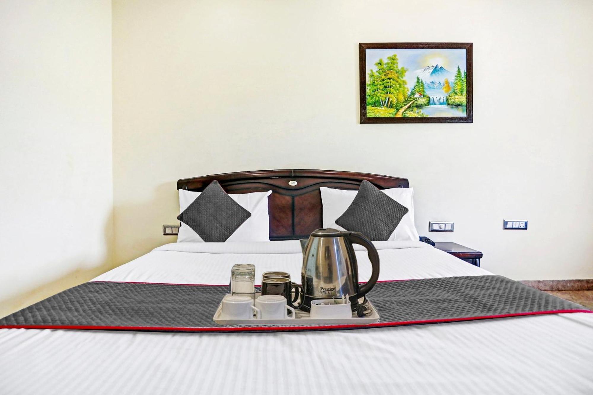 Townhouse Prakash Continental Near Netaji Subhash Place Metro Station 4*