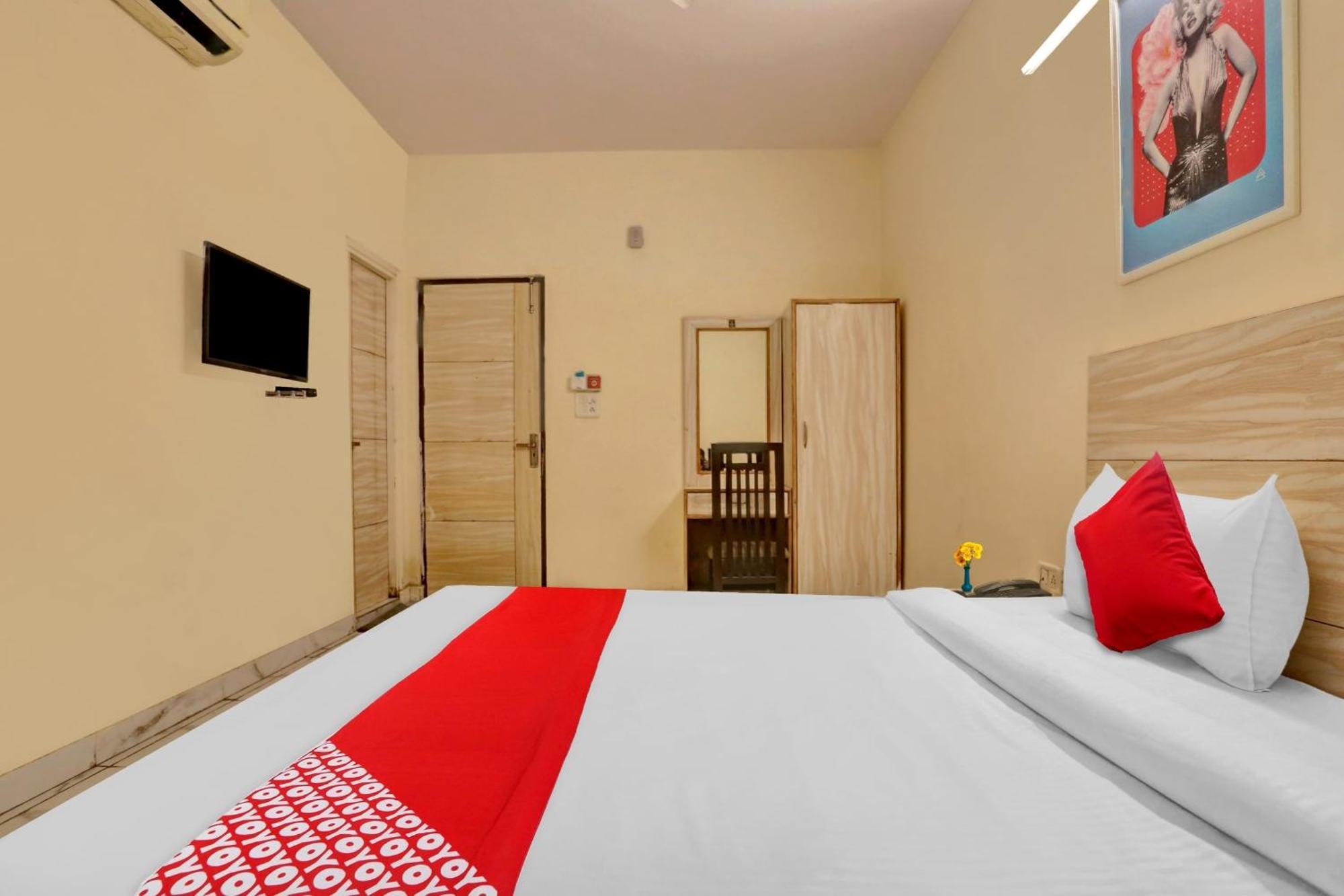 O Raas Near Near Laxmi Nagar Metro Station 4*